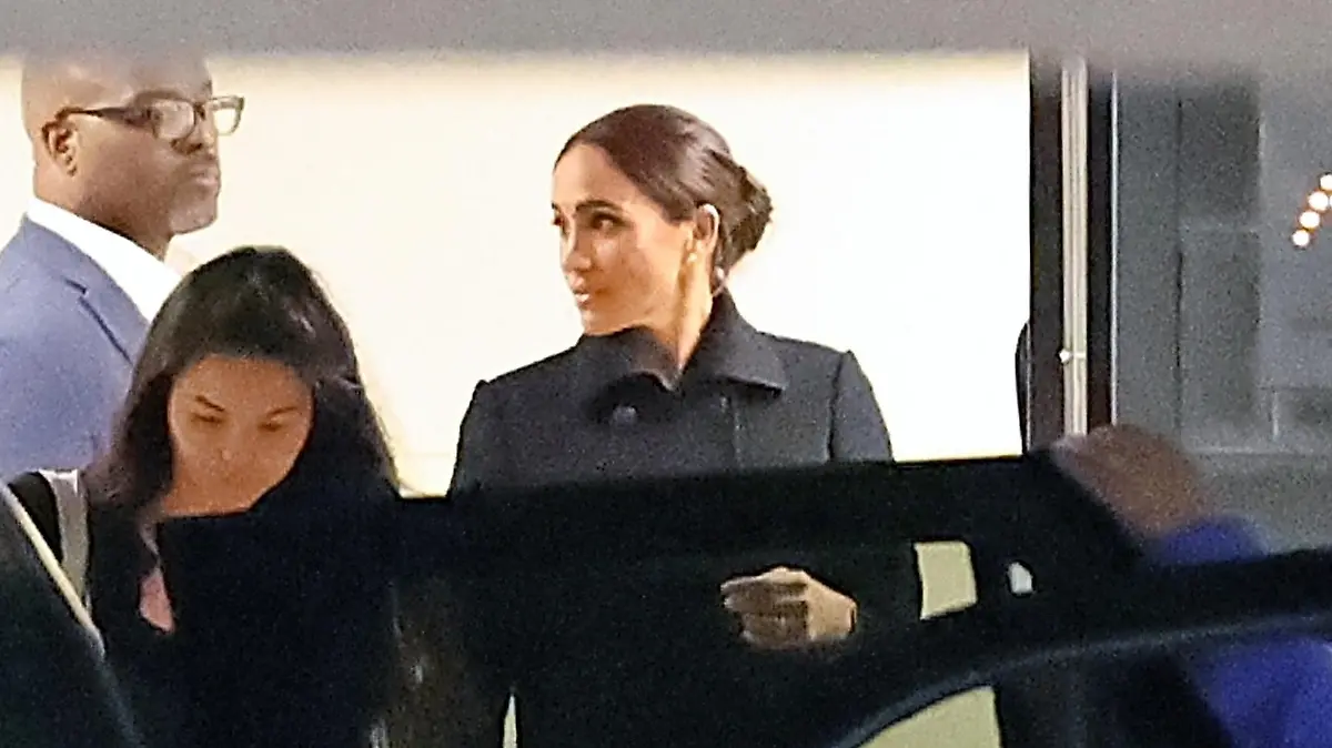 SONDERKONDITIONEN: MINDESTHONORAR: *EXCLUSIVE* Indianapolis, IN - Meghan Markle leaves from the Indianapolis Colts private team hanger on a jet after flying in for just three hours. The Duchess wore a black jacket and blue, turquoise-hemmed skirt and purple heels, is seen for the first time since it was claimed there were credible death threats made against her when she was living in England with Prince Harry. Meghan arrived at the Marriott Downtown in Indianapolis with just moments to spare before the start of The Power of Women event, organised by the Womens Fund of Central Indiana. The upmarket do, which hundreds of local women had paid to attend, was billed as An Evening with Meghan - The Duchess of Sussex. Meghan was not accompanied by her husband or children. She arrived by private jet at an Indiana airfield from Santa Barbara just 20 minutes before the events 5pm start time. There were scores of security guards in the hotel ensuring she was protected. No media has been allowed into the event.
Pictured: Meghan Markle
BACKGRID USA 30 NOVEMBER 2022 
USA: +1 310 798 9111 / usasales@backgrid.com
UK: +44 208 344 2007 / uksales@backgrid.com
*UK Clients - Pictures Containing Children
Please Pixelate Face Prior To Publication*