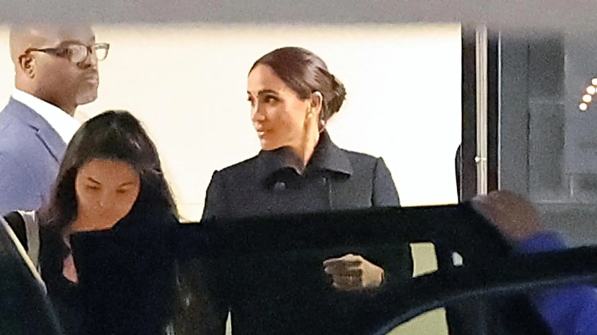 SONDERKONDITIONEN: MINDESTHONORAR: *EXCLUSIVE* Indianapolis, IN - Meghan Markle leaves from the Indianapolis Colts private team hanger on a jet after flying in for just three hours. The Duchess wore a black jacket and blue, turquoise-hemmed skirt and purple heels, is seen for the first time since it was claimed there were credible death threats made against her when she was living in England with Prince Harry. Meghan arrived at the Marriott Downtown in Indianapolis with just moments to spare before the start of The Power of Women event, organised by the Womens Fund of Central Indiana. The upmarket do, which hundreds of local women had paid to attend, was billed as An Evening with Meghan - The Duchess of Sussex. Meghan was not accompanied by her husband or children. She arrived by private jet at an Indiana airfield from Santa Barbara just 20 minutes before the events 5pm start time. There were scores of security guards in the hotel ensuring she was protected. No media has been allowed into the event.
Pictured: Meghan Markle
BACKGRID USA 30 NOVEMBER 2022
USA: +1 310 798 9111 / usasales@backgrid.com
UK: +44 208 344 2007 / uksales@backgrid.com
*UK Clients - Pictures Containing Children
Please Pixelate Face Prior To Publication*