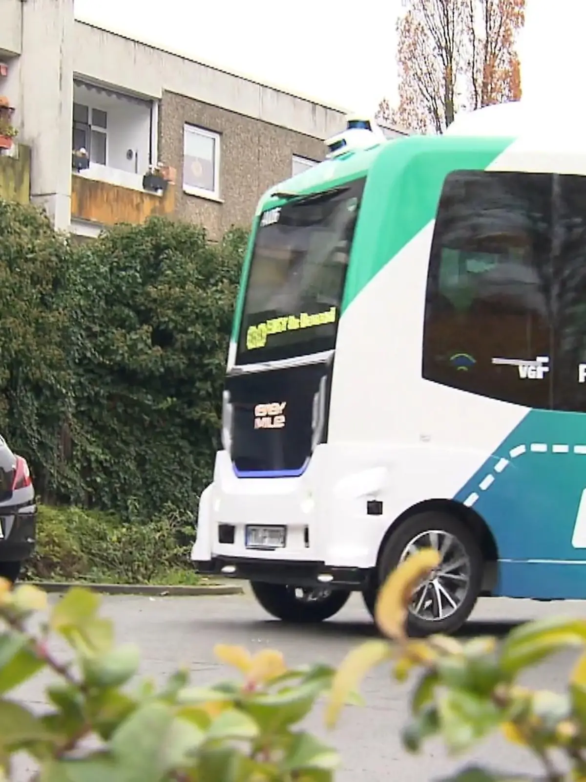 Ein selbstfahrender Bus ganz ohne Fahrer? – das testet der Rhein-Main-Verkehrsverbund (RMV) zusammen mit der Frankfurter Nahverkehrsgesellschaft traffiQ und der Verkehrsgesellschaft Frankfurt (VGF) im Stadtteil Riederwald. Die „Easy“ On-Demand-Shuttles sollen künftig die Bus- und Bahn-Angebote ersetzen. Unser Reporter Finn Tönjes hat eine Fahrt mit dem autonomen Fahrzeug gewagt. Wie sich es sich anfühlt, in dem Shuttle zu sitzen, zeigen wir im Video.