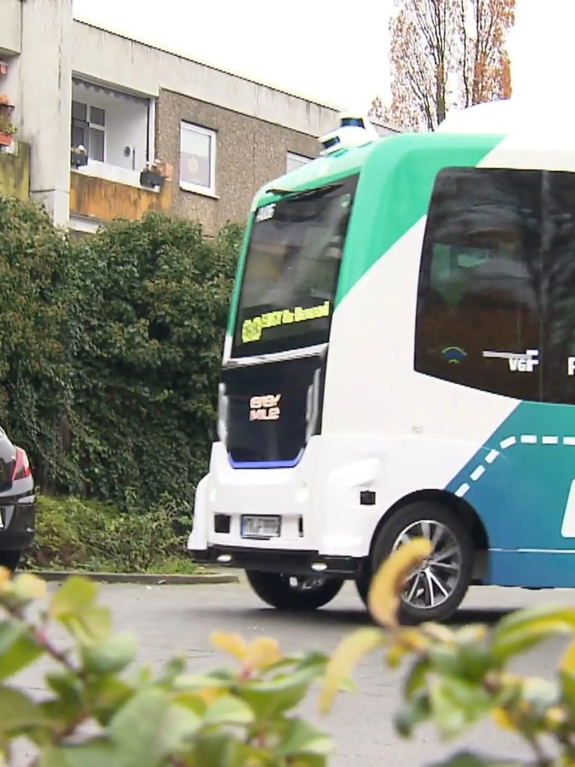Ein selbstfahrender Bus ganz ohne Fahrer? – das testet der Rhein-Main-Verkehrsverbund (RMV) zusammen mit der Frankfurter Nahverkehrsgesellschaft traffiQ und der Verkehrsgesellschaft Frankfurt (VGF) im Stadtteil Riederwald. Die „Easy“ On-Demand-Shuttles sollen künftig die Bus- und Bahn-Angebote ersetzen. Unser Reporter Finn Tönjes hat eine Fahrt mit dem autonomen Fahrzeug gewagt. Wie sich es sich anfühlt, in dem Shuttle zu sitzen, zeigen wir im Video.
