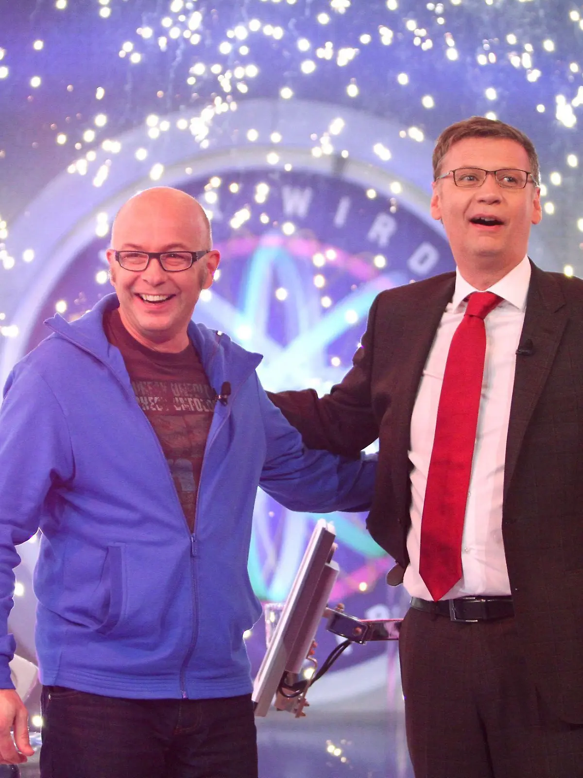Günther Jauch mit Ralf Schnoor aus Hannover, der eine Millionen Euro gewonnen hat.