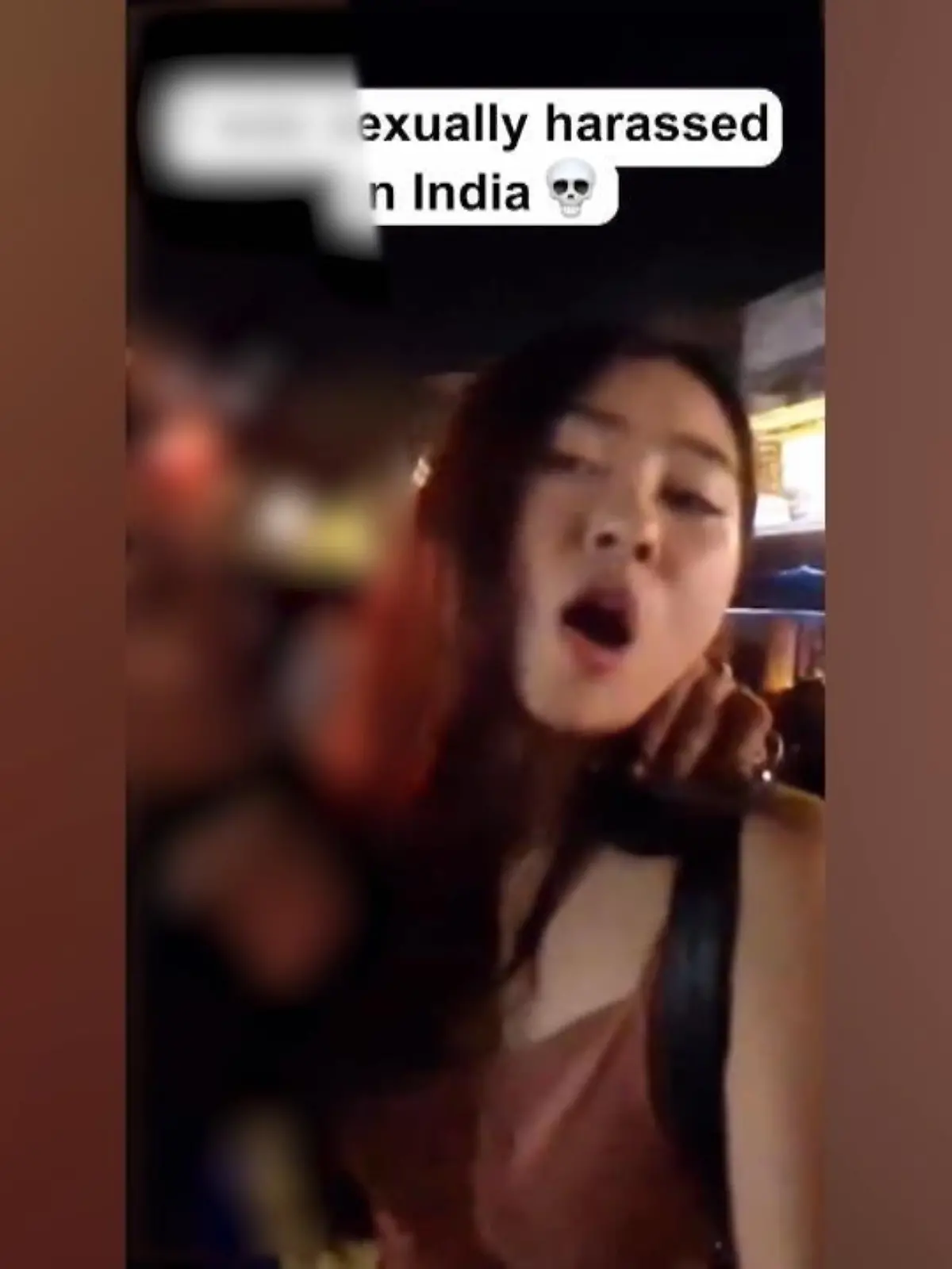 Unheimliche Szenen im Indien-Urlaub! Eine Bloggerin berichtet in einem Livestream von ihren Eindrücken aus Mumbai – als sie plötzlich von mehreren Männern bedrängt wird. Einer der Männer packt ihren Arm und zieht sie zu seinem Motorroller. Die Szene zeigen wir im Video.