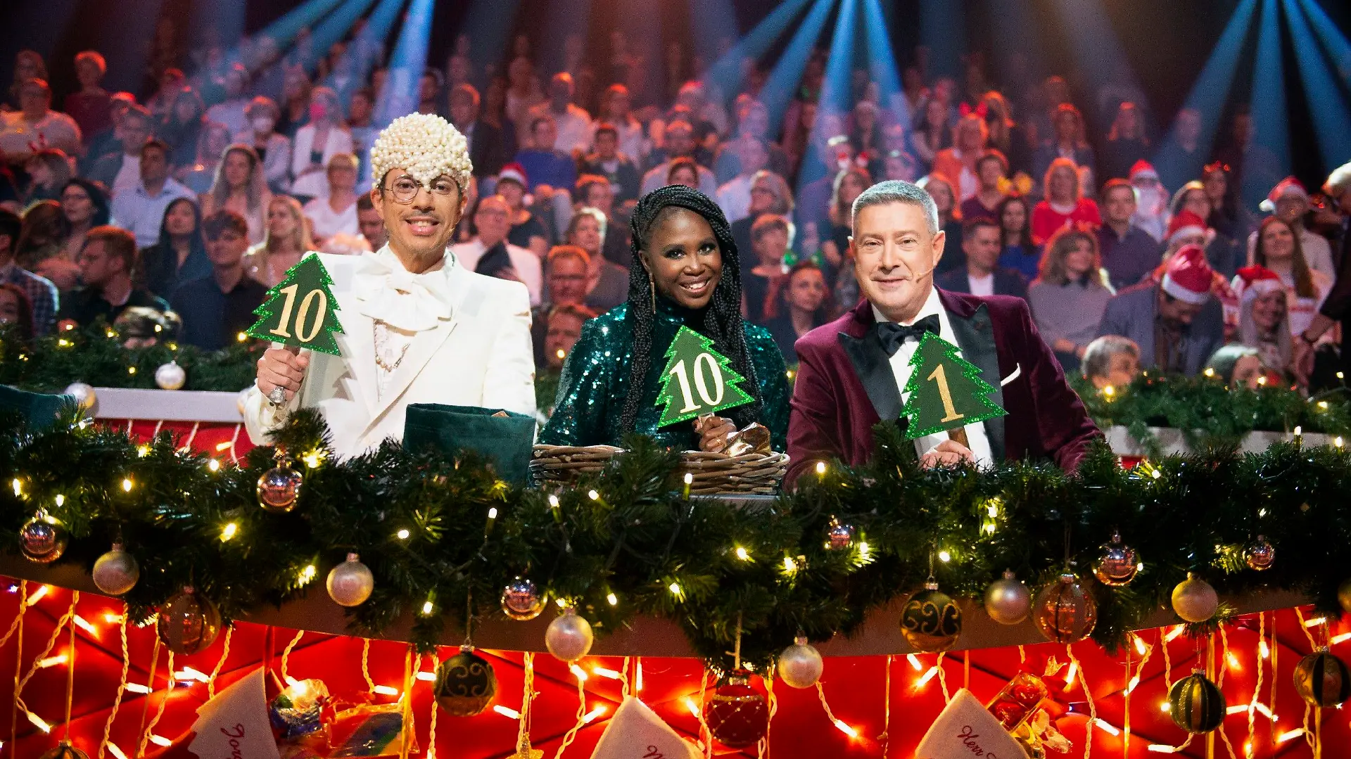 Die Jury: Jorge González (l.), Motsi Mabuse und Joachim Llambi.
Die Verwendung des sendungsbezogenen Materials ist nur mit dem Hinweis und Verlinkung auf RTL+ gestattet.