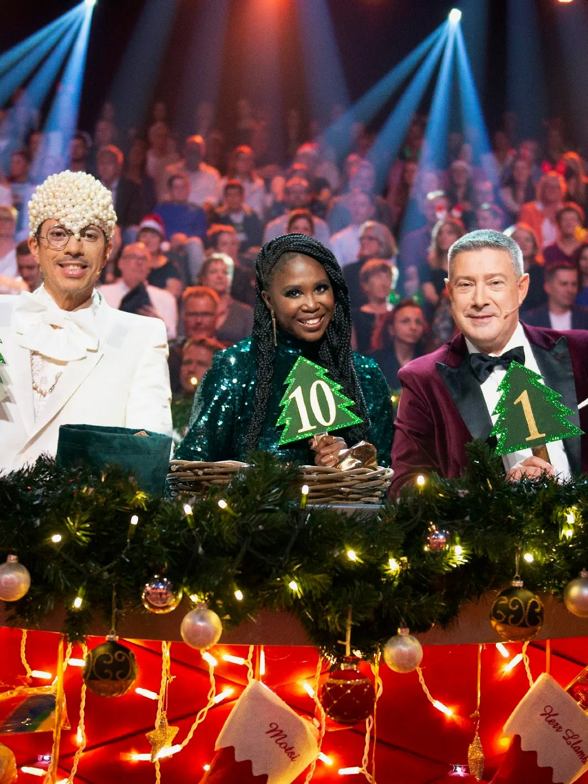 Die Jury: Jorge González (l.), Motsi Mabuse und Joachim Llambi.

Die Verwendung des sendungsbezogenen Materials ist nur mit dem Hinweis und Verlinkung auf RTL+ gestattet.