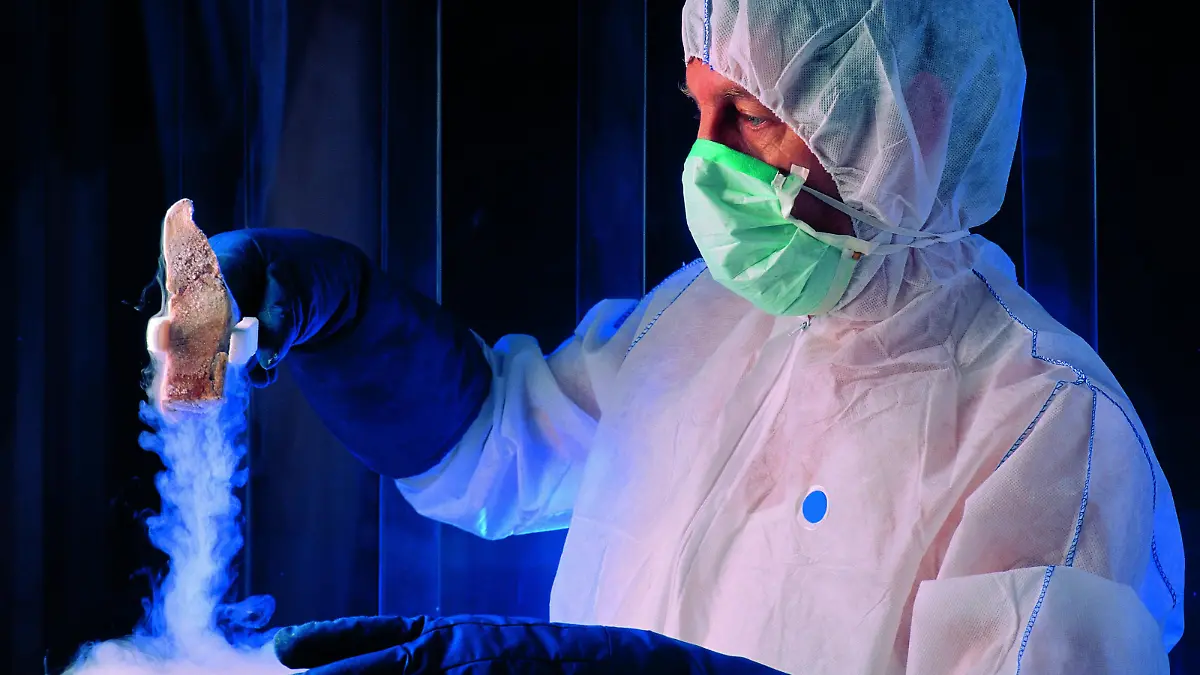 Laborant im Schutzanzug mit Lebensmittelprobe aus Stickstoffbad, Leb
