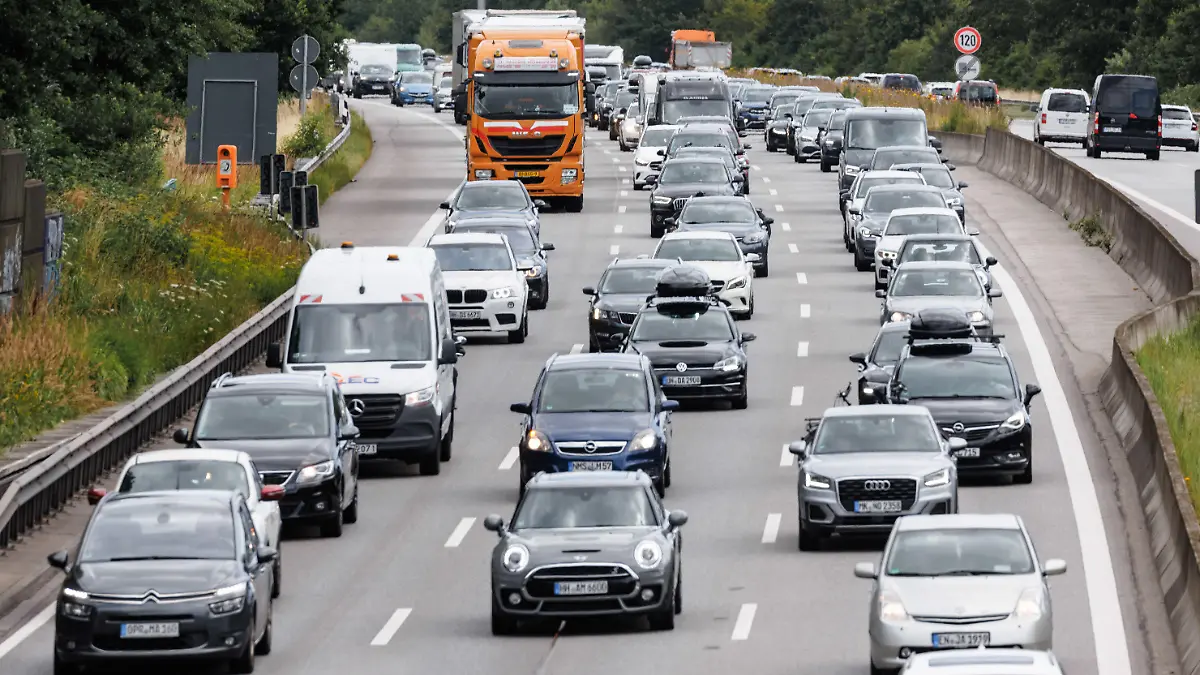 ARCHIV - 16.07.2022, Hamburg: Reiseverkehr aus Schleswig-Holstein in Richtung Süden staut sich in Hamburg auf der Autobahn A1 Höhe Moorfleet. (zu dpa «EU-Einigung: Ab 2035 nur noch emissionsfreie Neuwagen») Foto: Markus Scholz/dpa +++ dpa-Bildfunk +++