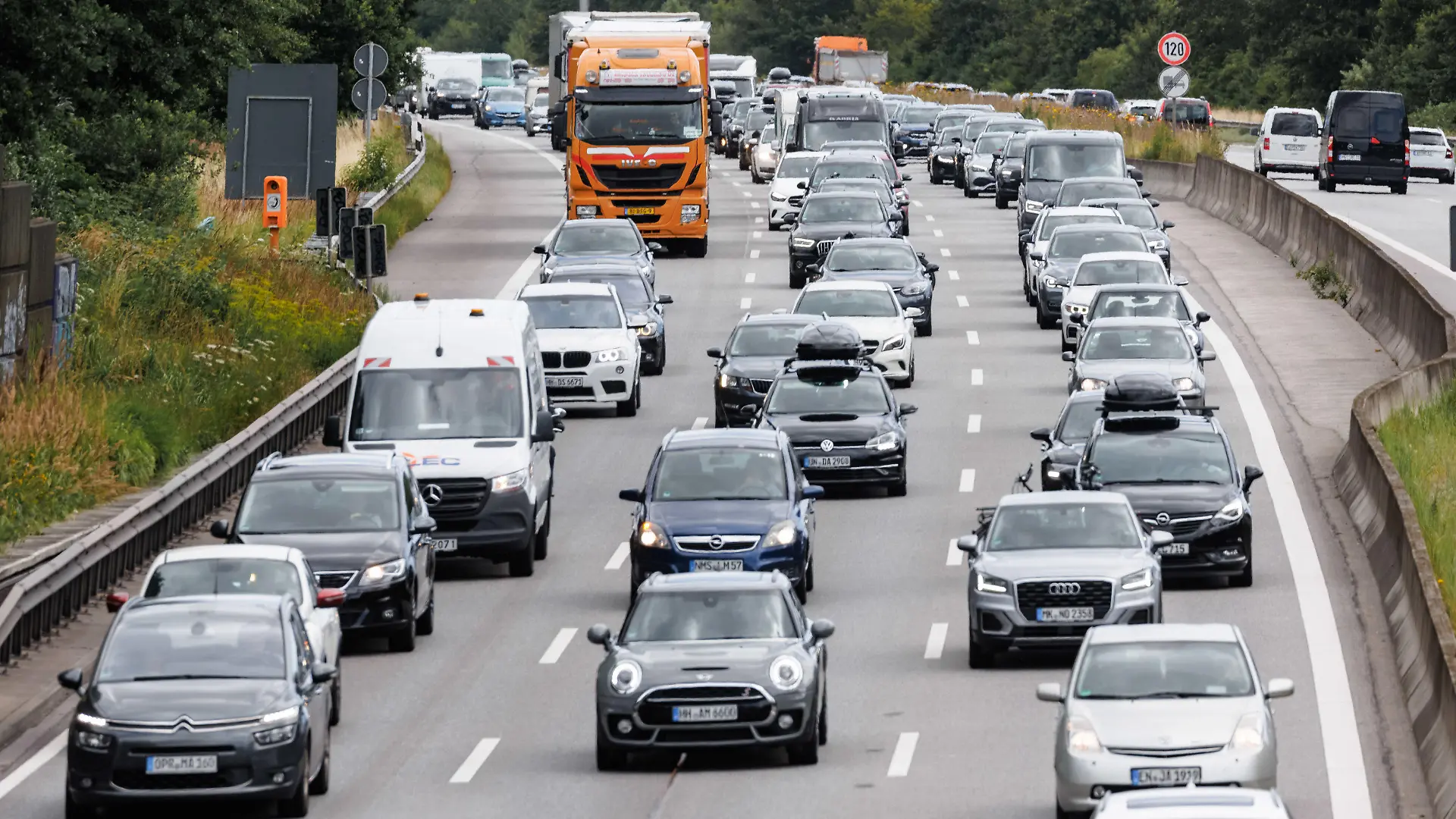 ARCHIV - 16.07.2022, Hamburg: Reiseverkehr aus Schleswig-Holstein in Richtung Süden staut sich in Hamburg auf der Autobahn A1 Höhe Moorfleet. (zu dpa «EU-Einigung: Ab 2035 nur noch emissionsfreie Neuwagen») Foto: Markus Scholz/dpa +++ dpa-Bildfunk +++