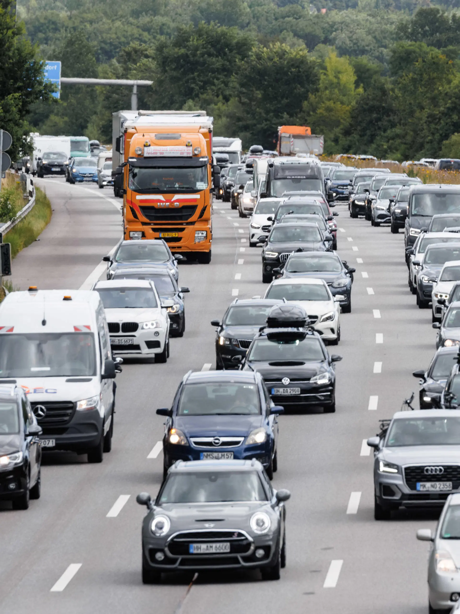 ARCHIV - 16.07.2022, Hamburg: Reiseverkehr aus Schleswig-Holstein in Richtung Süden staut sich in Hamburg auf der Autobahn A1 Höhe Moorfleet. (zu dpa «EU-Einigung: Ab 2035 nur noch emissionsfreie Neuwagen») Foto: Markus Scholz/dpa +++ dpa-Bildfunk +++