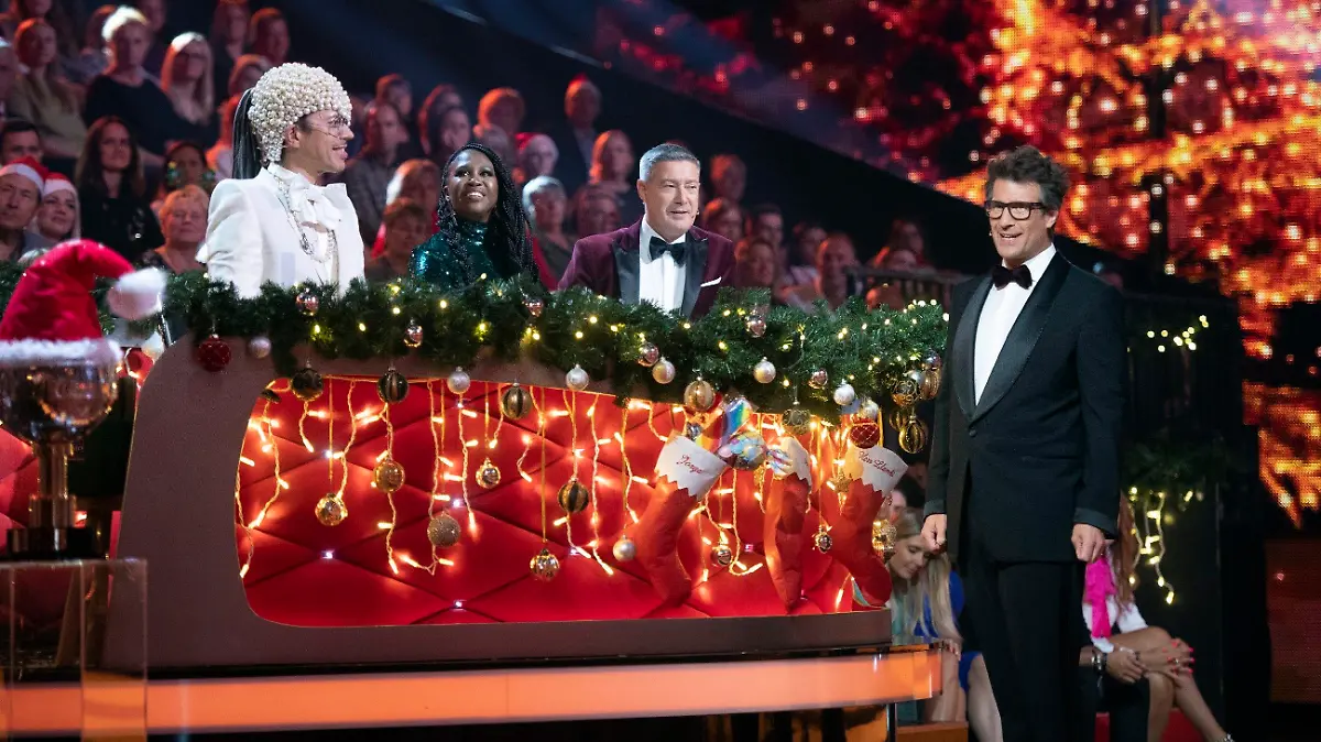 Die Jury mit Jorge González (l.), Motsi Mabuse und Joachim Llambi und Moderator Daniel Hartwich (r.).
Die Verwendung des sendungsbezogenen Materials ist nur mit dem Hinweis und Verlinkung auf RTL+ gestattet.