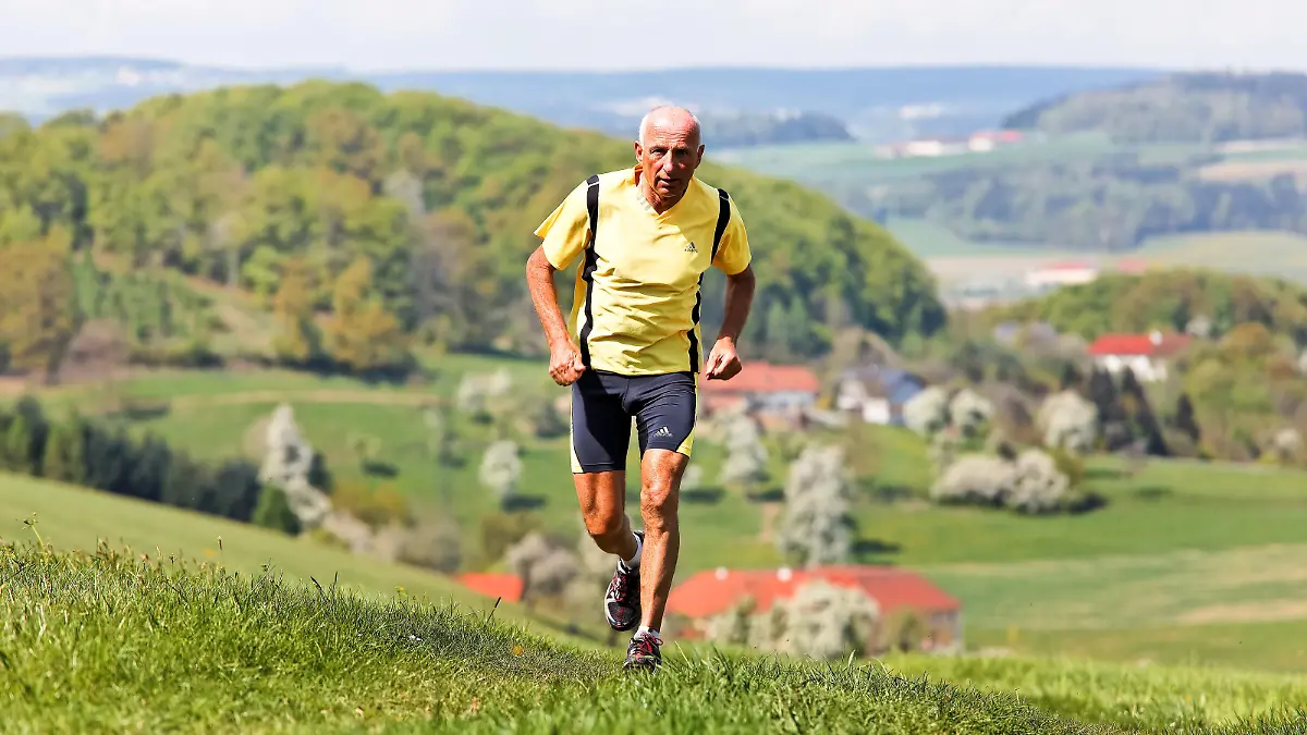 Senioren Jogger trainiert für seine Fitness mit Laufen