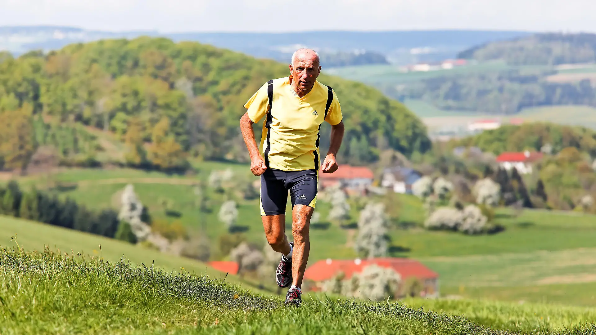 Senioren Jogger trainiert für seine Fitness mit Laufen