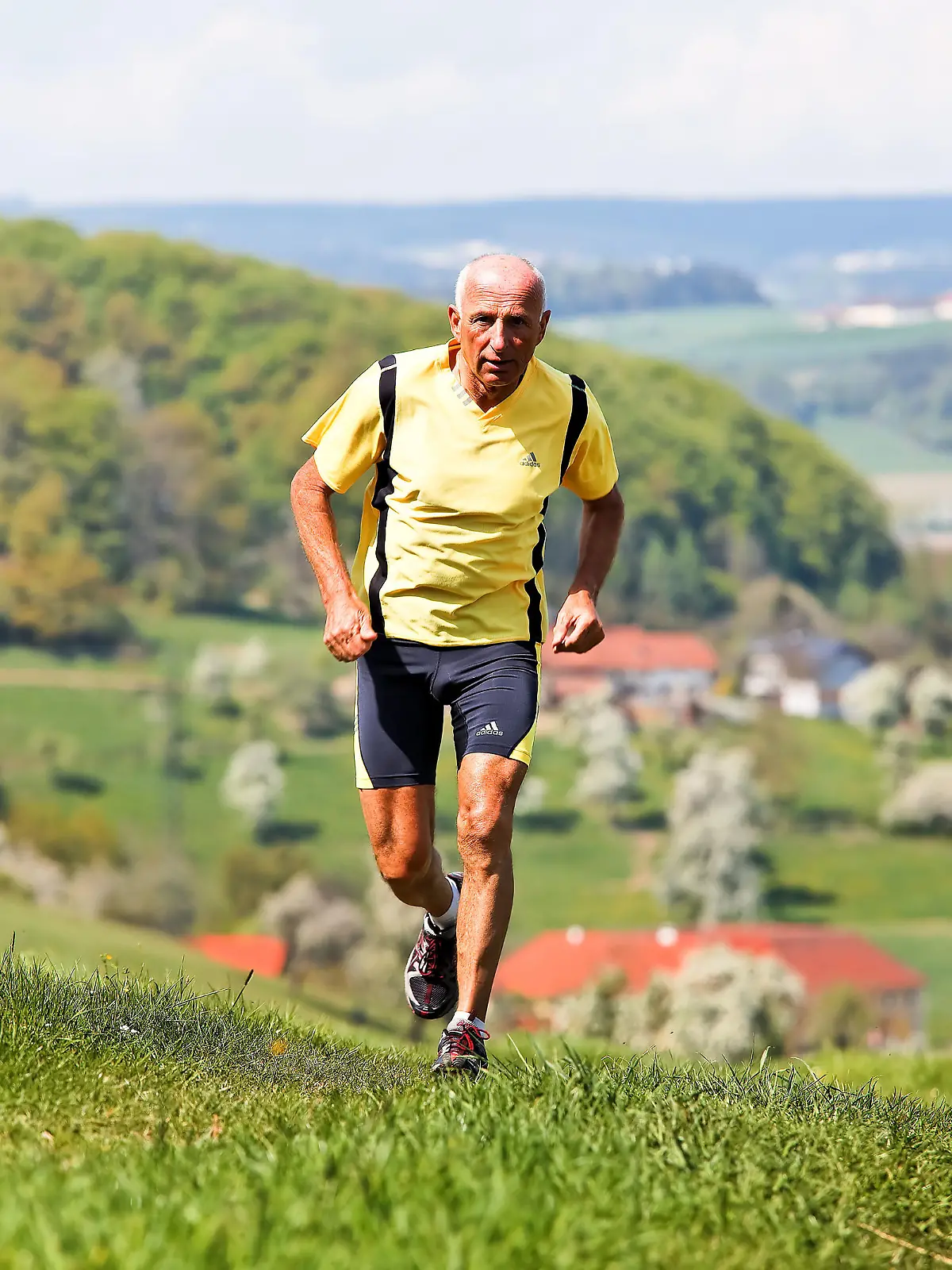 Senioren Jogger trainiert für seine Fitness mit Laufen