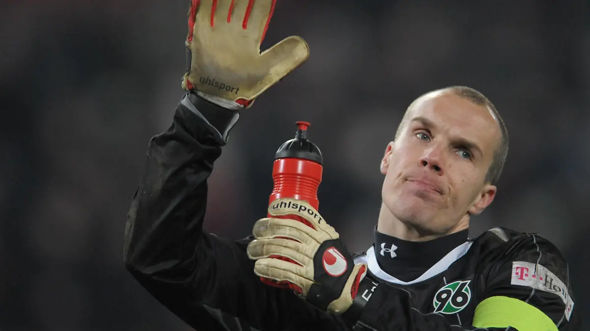 ARCHIV - Der Hannoveraner Tormann Robert Enke verlässt am 21.01.2009 nach einem Spiel gegen den AC Mailand in Hannover das Stadion. Nationaltorhüter Robert Enke hat nach Angaben der Polizei offenbar Selbstmord begangen. Er sei am Dienstagabend (10.11.2009) gegen 18.25 Uhr an einem Bahnübergang bei Neustadt-Eilvese von einem Zug erfasst und tödlich verletzt worden. Foto: Peter Steffen dpa +++(c) dpa - Bildfunk+++