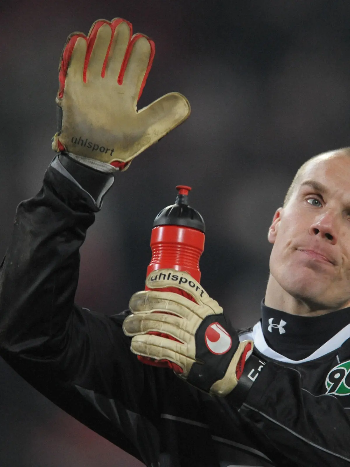 ARCHIV - Der Hannoveraner Tormann Robert Enke verlässt am 21.01.2009 nach einem Spiel gegen den AC Mailand in Hannover das Stadion. Nationaltorhüter Robert Enke hat nach Angaben der Polizei offenbar Selbstmord begangen. Er sei am Dienstagabend (10.11.2009) gegen 18.25 Uhr an einem Bahnübergang bei Neustadt-Eilvese von einem Zug erfasst und tödlich verletzt worden. Foto: Peter Steffen dpa  +++(c) dpa - Bildfunk+++