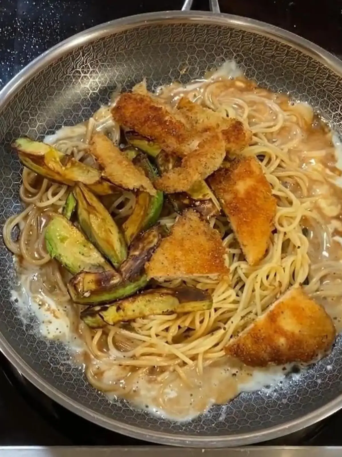 Pasta trifft auf knuspriges Hähnchenschnitzel - goldbraun angebratene Avocado und eine cremige Sauce mit Crème fraîche machen den Genuss perfekt. Im Video zeigt der Profikoch, wie einfach es geht.