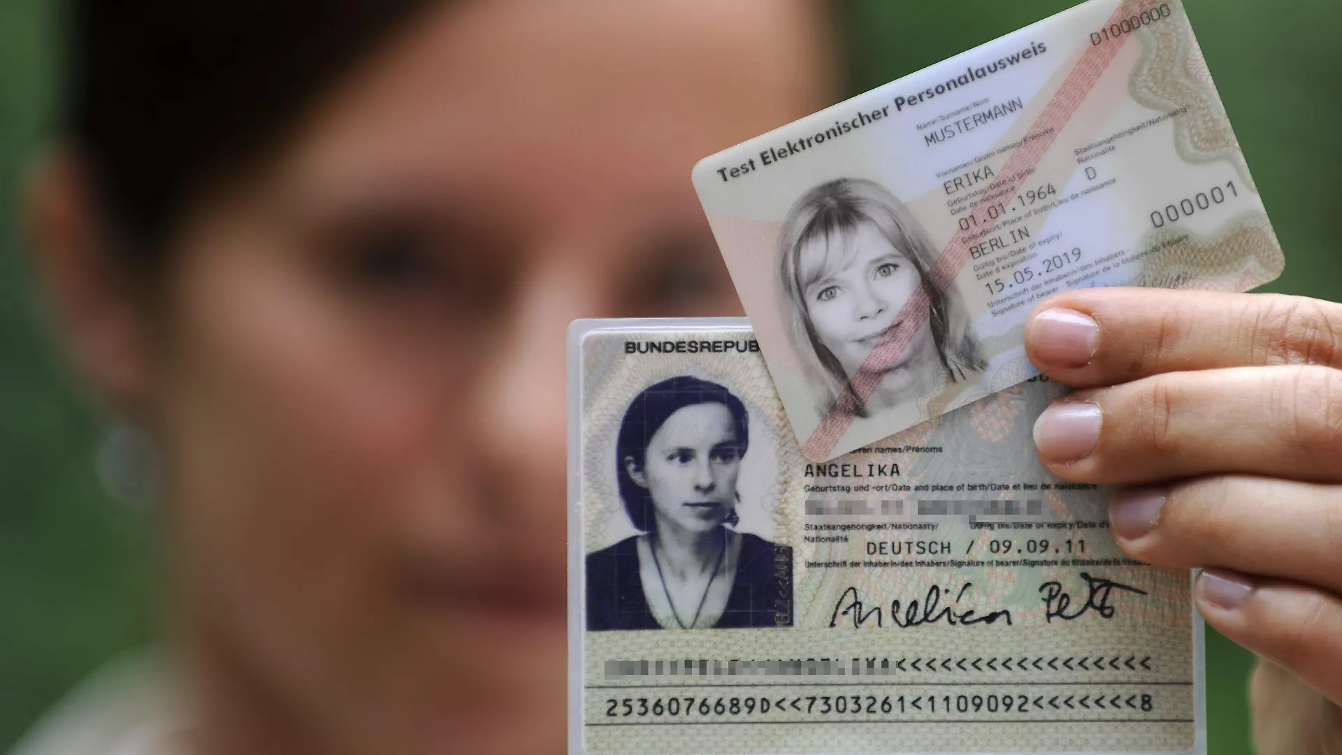 ARCHIV - Eine junge Frau hält am 01.07.2009 in der Bundesdruckerei in Berlin ein Muster des zukünftigen elektronischen Personalausweises und ihren aktuellen Personalausweis in die Kamera. Die Chips für den neuen Personalausweis kommen vom Halbleiterhersteller NXP Semiconductors. Das Bundesinnenministeriumhabe sich für die NXP-Lösung mit einem SmartMX-Chip entschieden, teilte das aus dem niederländischen Philips-Konzern hervorgegangene Unternehmen am Donnerstag (19.08.2010) mit. Der neue Personalausweis wird ab 1. November eingeführt. Foto: Tim Brakemeier dpa +++(c) dpa - Bildfunk+++