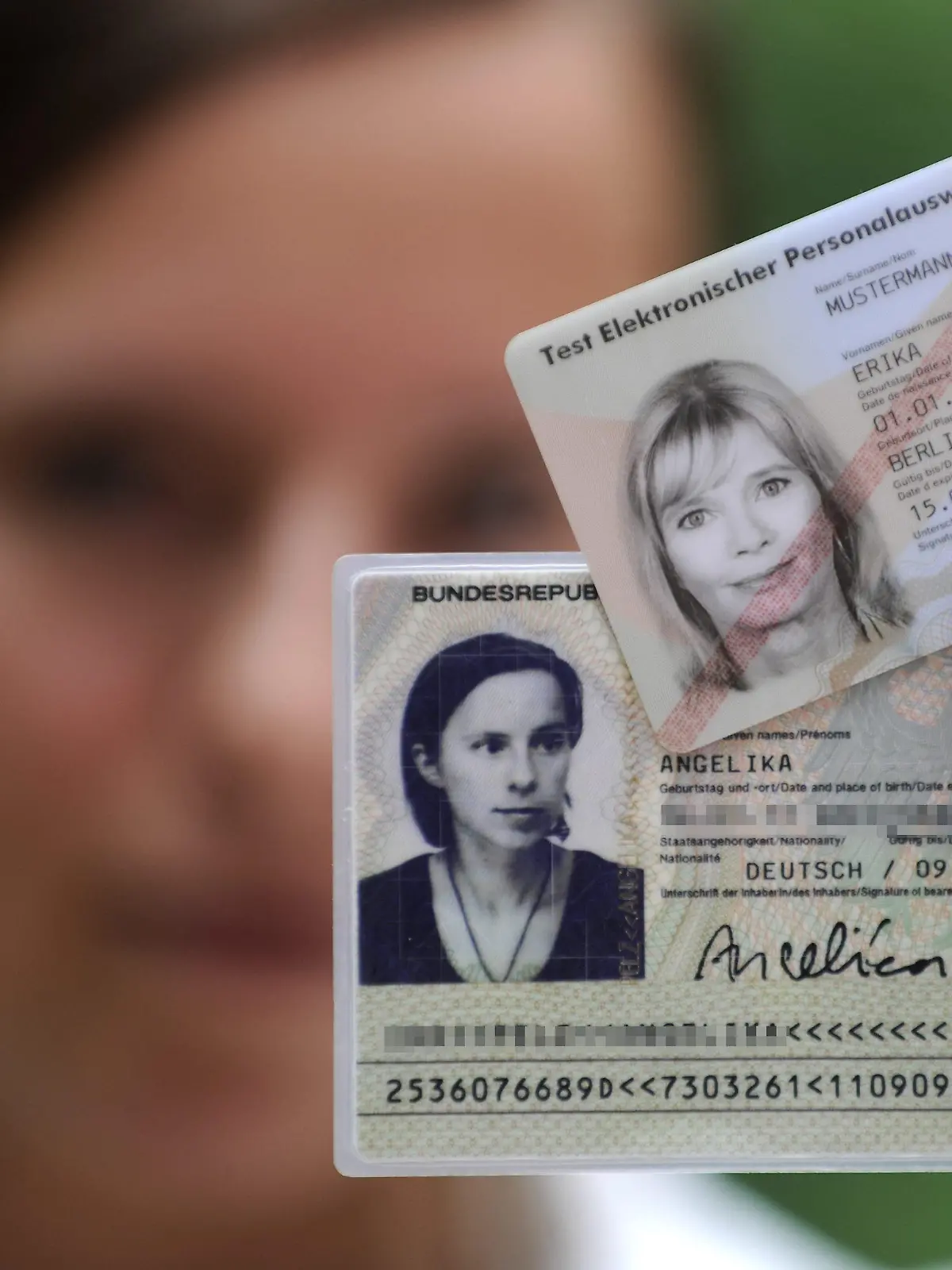 ARCHIV - Eine junge Frau hält am 01.07.2009 in der Bundesdruckerei in Berlin ein Muster des zukünftigen elektronischen Personalausweises und ihren aktuellen Personalausweis in die Kamera. Die Chips für den neuen Personalausweis kommen vom Halbleiterhersteller NXP Semiconductors. Das Bundesinnenministeriumhabe sich für die NXP-Lösung mit einem SmartMX-Chip entschieden, teilte das aus dem niederländischen Philips-Konzern hervorgegangene Unternehmen am Donnerstag (19.08.2010) mit. Der neue Personalausweis wird ab 1. November eingeführt. Foto: Tim Brakemeier dpa  +++(c) dpa - Bildfunk+++