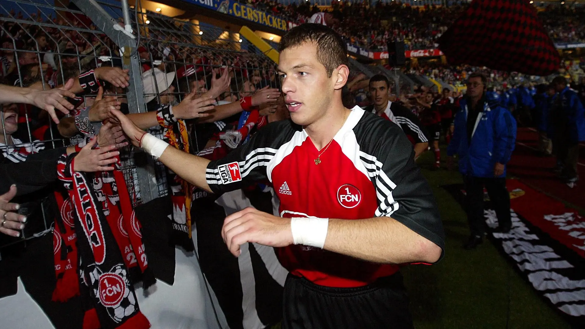 Bildnummer: 00633512 Datum: 29.09.2002 Copyright: imago/Bernd Müller
Dusan Petkovic (Nürnberg) bedankt sich bei den Fans quer, close, Fan, Fußballfan, Fußballfans, Zuschauer, Publikum, Schal, Schals, Fanschal, Fanschals, shake hands, shakehands, abklatschen, Hand, Hände, Zaun, Absperrung, Zaungast, Zaungäste Saison 2002/2003, 1. FC Nürnberg, Vdig, Nürnberg Freude, Fußball 1. BL Herren Mannschaft Deutschland Einzelbild optimistisch Randmotiv Personen Körperteil