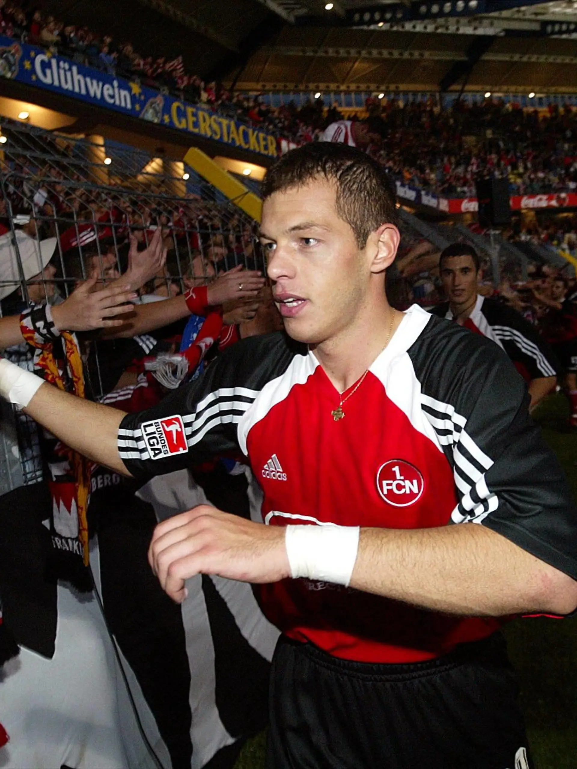 Bildnummer: 00633512  Datum: 29.09.2002  Copyright: imago/Bernd Müller
Dusan Petkovic (Nürnberg) bedankt sich bei den Fans quer, close, Fan, Fußballfan, Fußballfans, Zuschauer, Publikum, Schal, Schals, Fanschal, Fanschals, shake hands, shakehands, abklatschen, Hand, Hände, Zaun, Absperrung, Zaungast, Zaungäste Saison 2002/2003, 1. FC Nürnberg, Vdig, Nürnberg Freude, Fußball 1. BL Herren Mannschaft Deutschland Einzelbild optimistisch Randmotiv Personen Körperteil