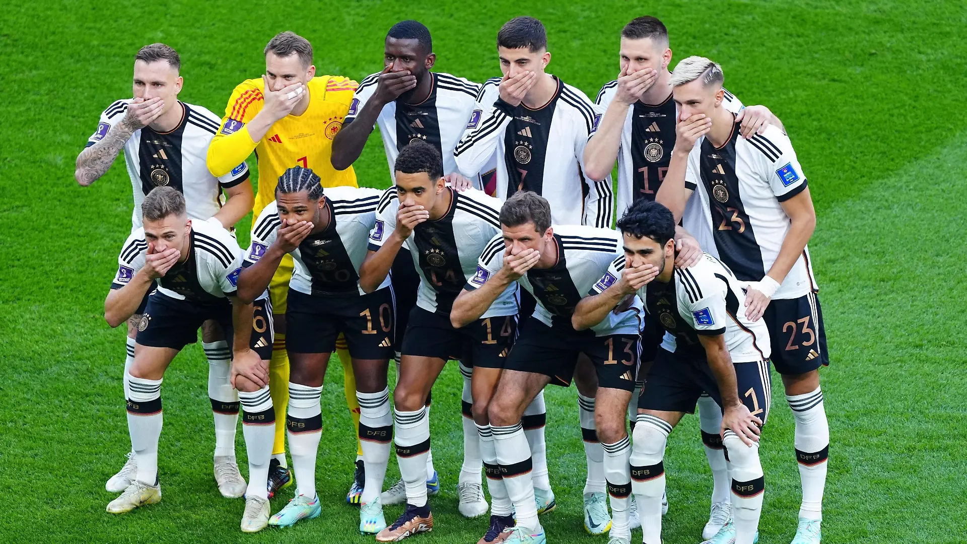 Mandatory Credit: Photo by Javier Garcia/Shutterstock 13626471f German players cover there mouths in protest as they pose for a team photo Germany v Japan, FIFA World Cup, WM, Weltmeisterschaft, Fussball 2022, Group E, Football, Khalifa International Stadium, Ar-Rayyan, Qatar - 23 Nov 2022 Editorial Use Only Germany v Japan, FIFA World Cup 2022, Group E, Football, Khalifa International Stadium, Ar-Rayyan, Qatar - 23 Nov 2022 Editorial Use Only PUBLICATIONxINxGERxSUIxAUTXHUNxGRExMLTxCYPxROMxBULxUAExKSAxONLY Copyright: xJavierxGarcia/Shutterstockx 13626471f