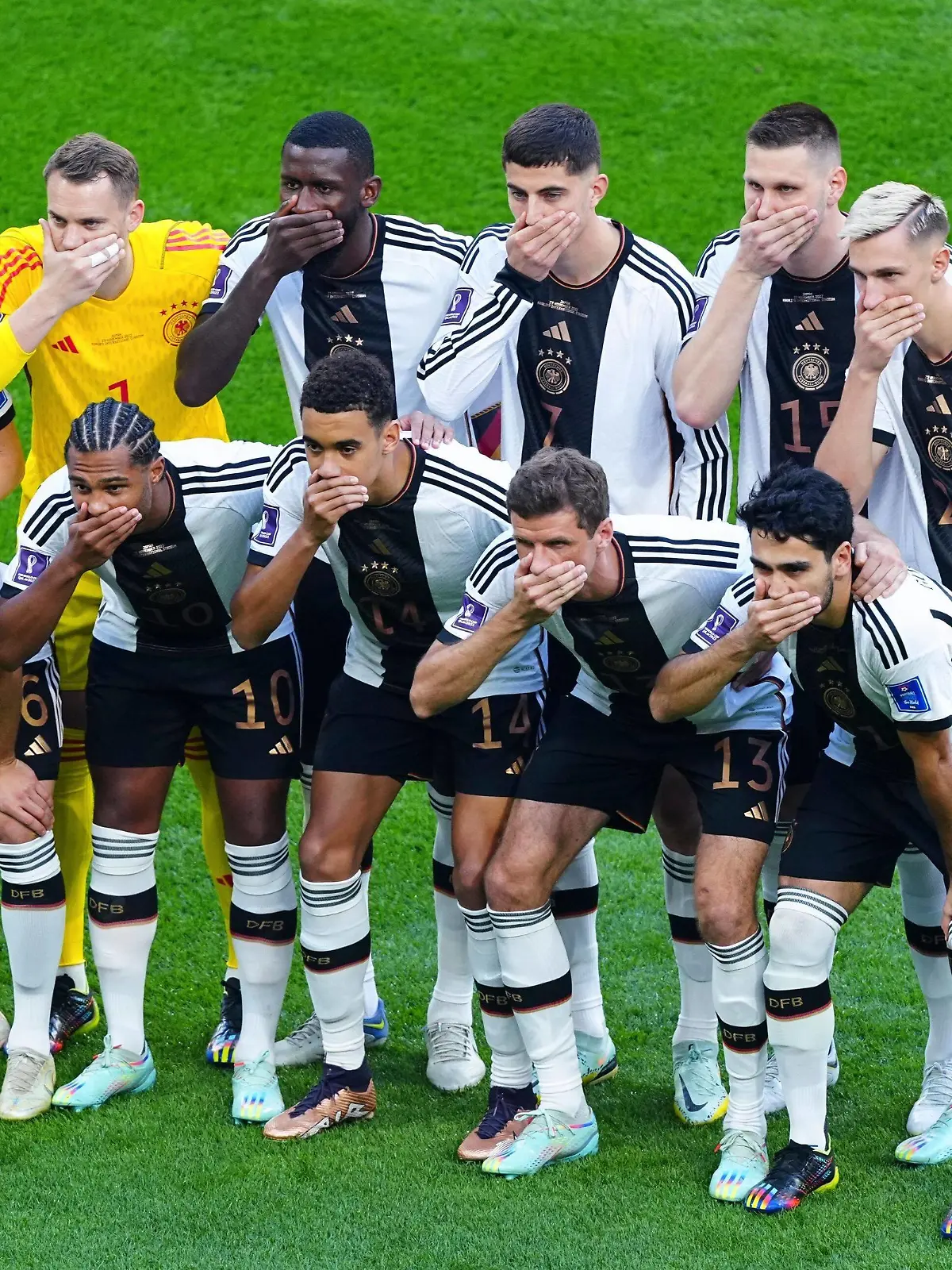 Mandatory Credit: Photo by Javier Garcia/Shutterstock 13626471f German players cover there mouths in protest as they pose for a team photo Germany v Japan, FIFA World Cup, WM, Weltmeisterschaft, Fussball 2022, Group E, Football, Khalifa International Stadium, Ar-Rayyan, Qatar - 23 Nov 2022 Editorial Use Only Germany v Japan, FIFA World Cup 2022, Group E, Football, Khalifa International Stadium, Ar-Rayyan, Qatar - 23 Nov 2022 Editorial Use Only PUBLICATIONxINxGERxSUIxAUTXHUNxGRExMLTxCYPxROMxBULxUAExKSAxONLY Copyright: xJavierxGarcia/Shutterstockx 13626471f 
