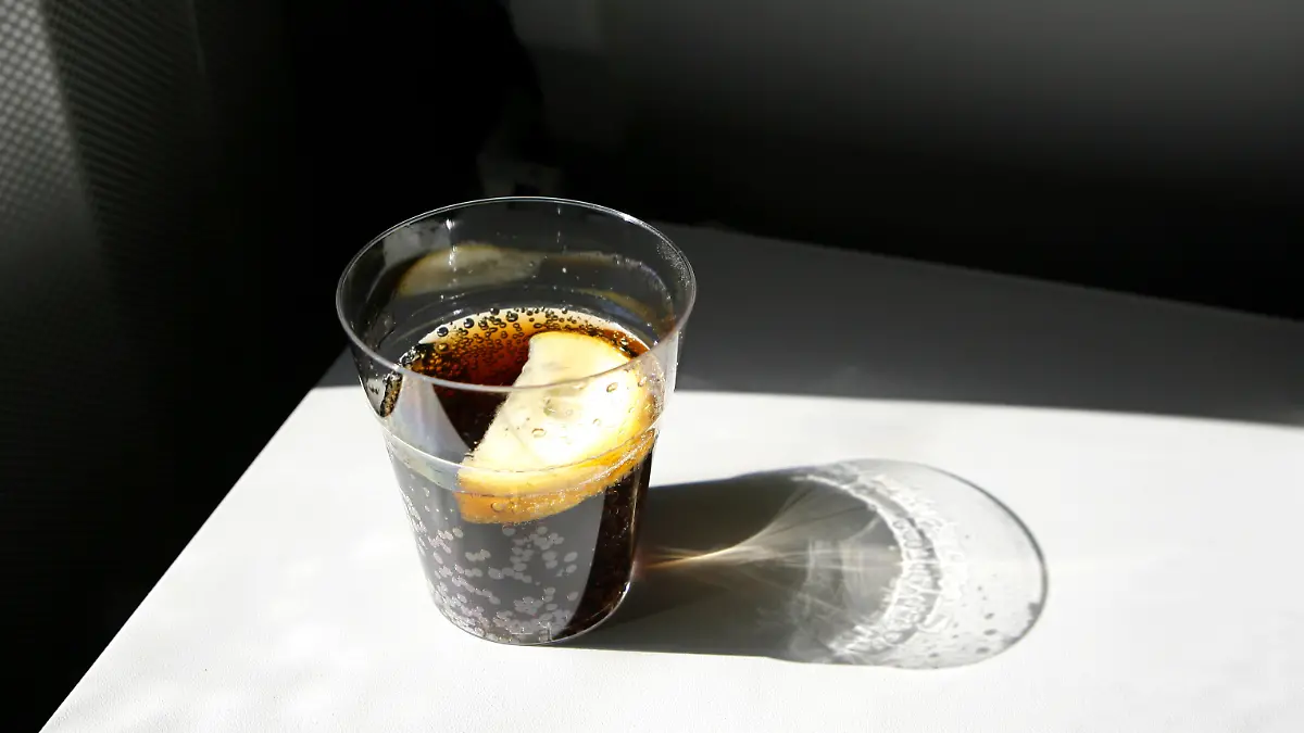 Ein Becher mit Cola, aufgenommen am 27.03.2009 in einem Flugzeug. Foto: Daniel Karmann dpa +++(c) dpa - Report+++