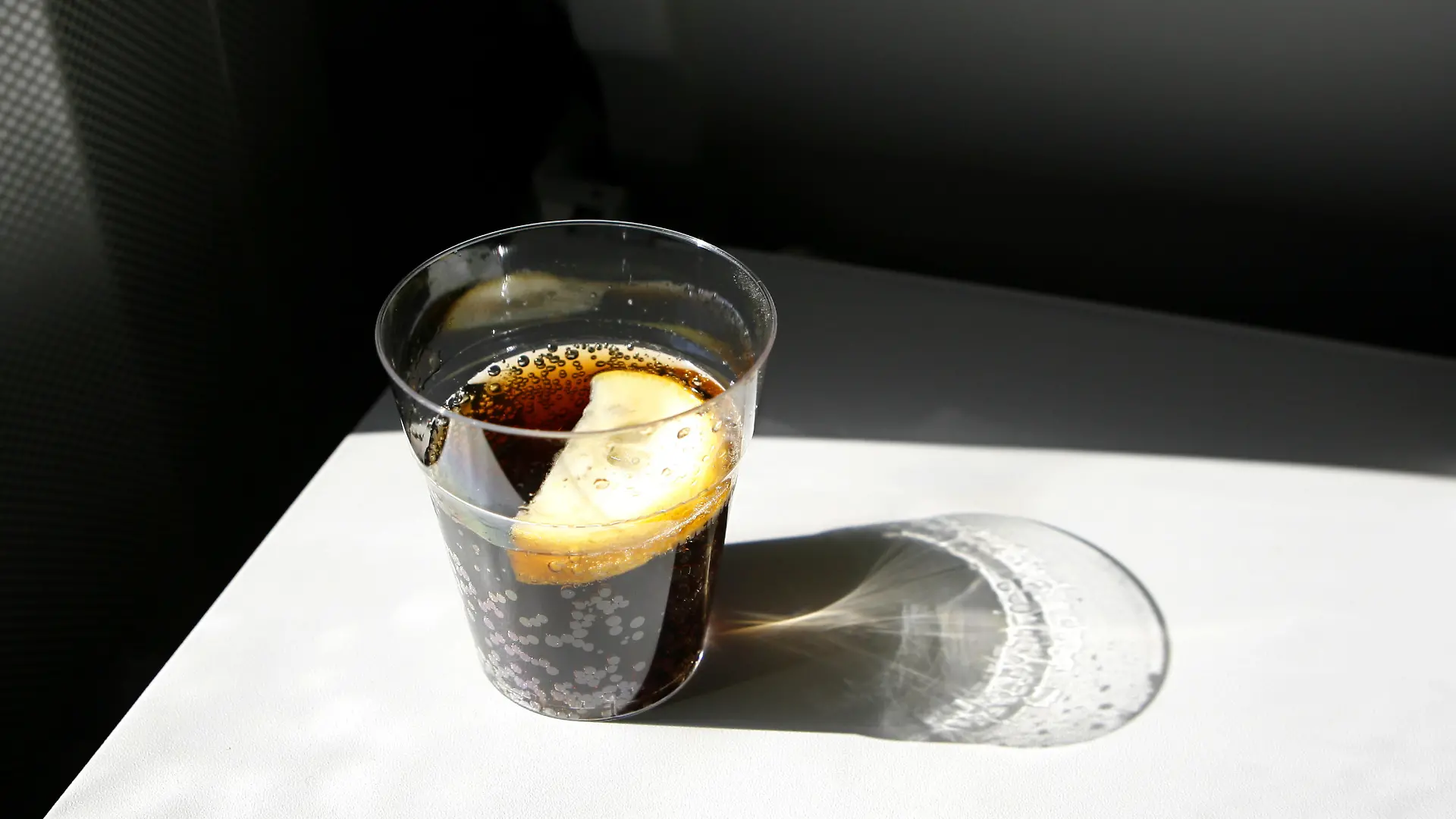 Ein Becher mit Cola, aufgenommen am 27.03.2009 in einem Flugzeug. Foto: Daniel Karmann dpa +++(c) dpa - Report+++