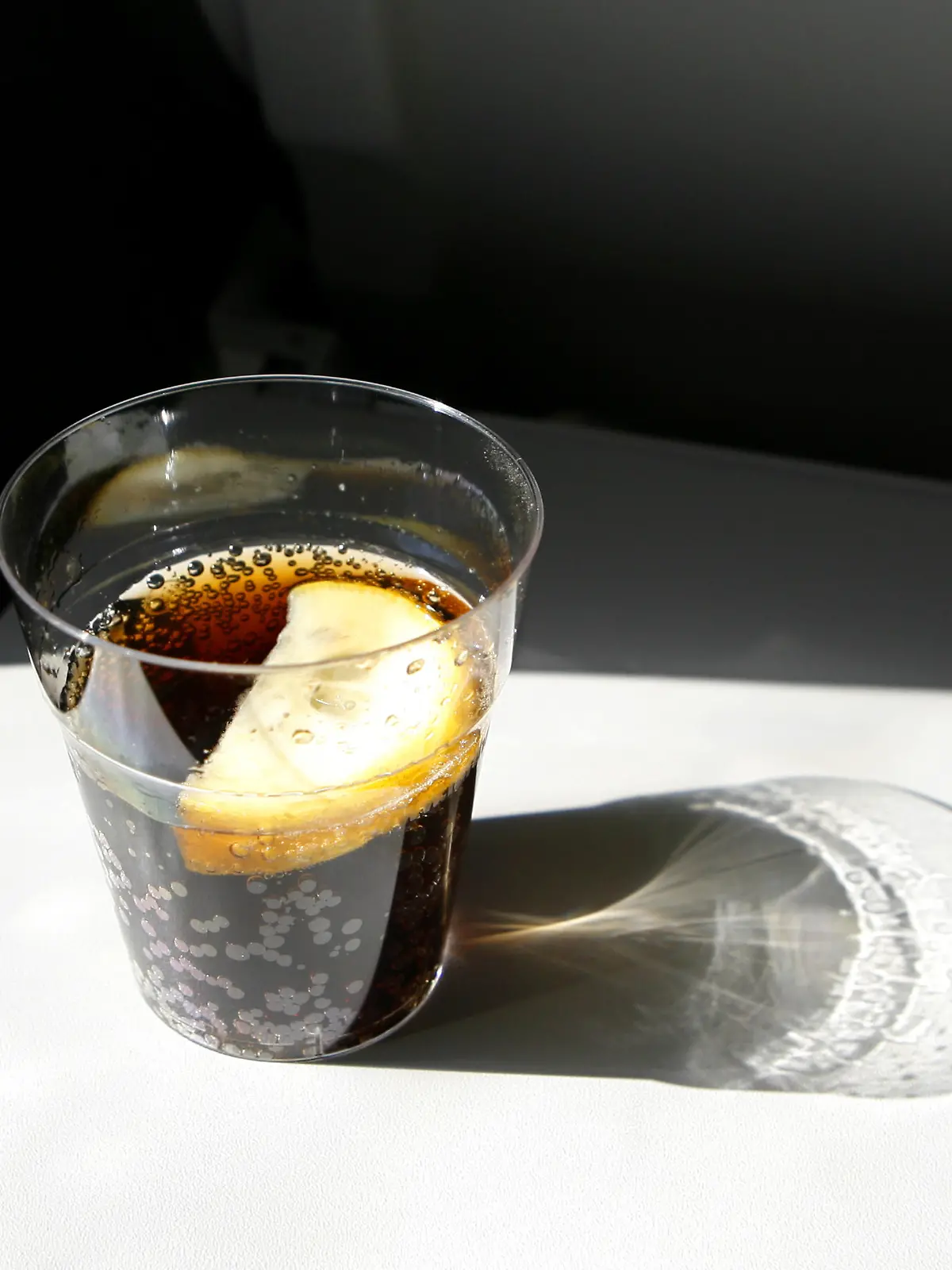 Ein Becher mit Cola, aufgenommen am 27.03.2009 in einem Flugzeug. Foto: Daniel Karmann dpa +++(c) dpa - Report+++