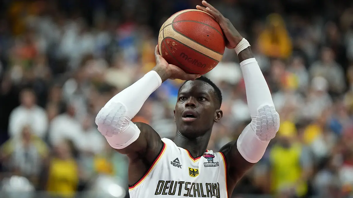 16.09.2022, Berlin: Basketball: EM, Deutschland - Spanien, K.o.-Runde, Halbfinale, Mercedes-Benz Arena, Dennis Schröder (Deutschland) beim Freiwurf. Foto: Soeren Stache/dpa +++ dpa-Bildfunk +++