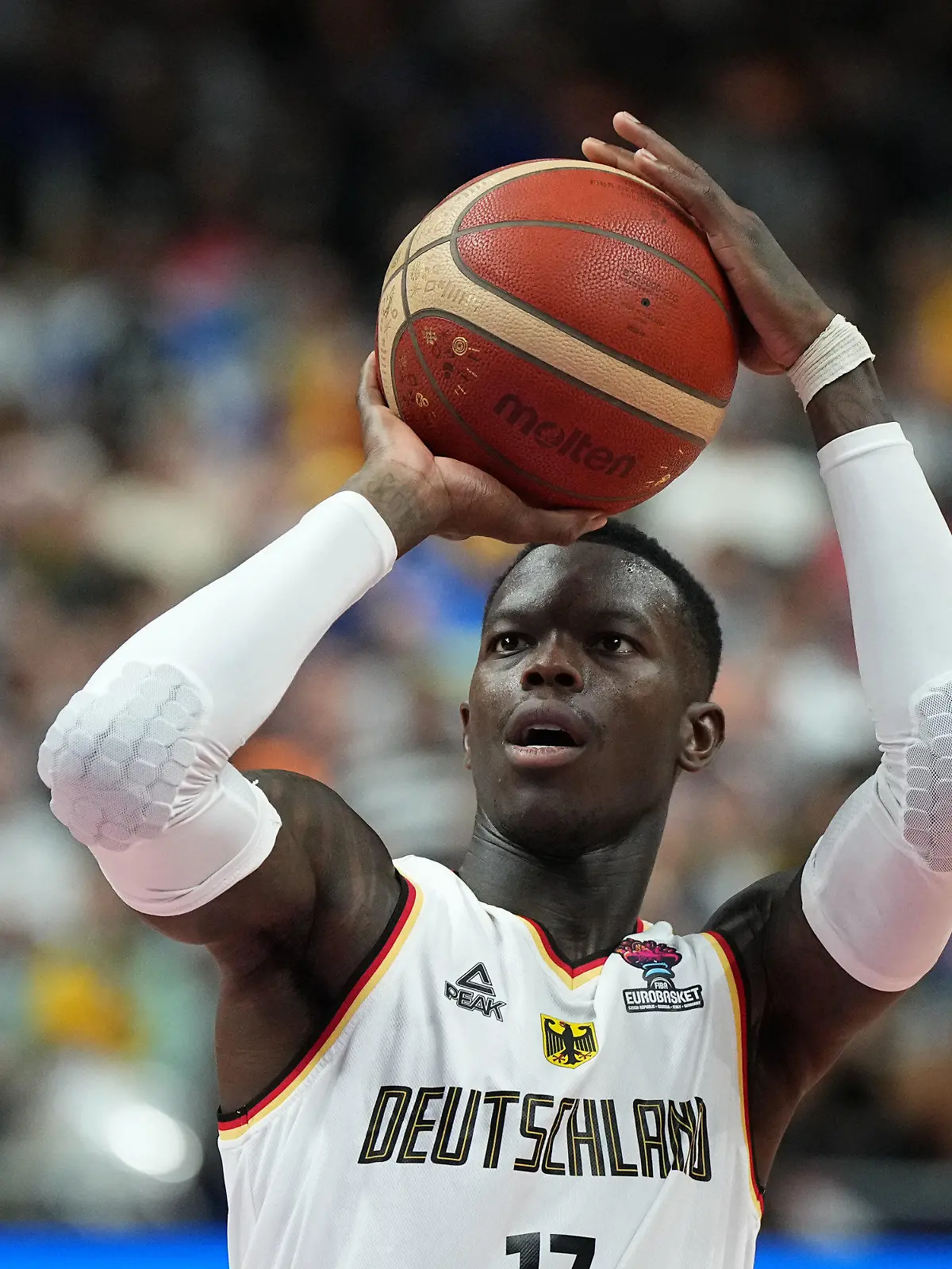 16.09.2022, Berlin: Basketball: EM, Deutschland - Spanien, K.o.-Runde, Halbfinale, Mercedes-Benz Arena, Dennis Schröder (Deutschland) beim Freiwurf. Foto: Soeren Stache/dpa +++ dpa-Bildfunk +++