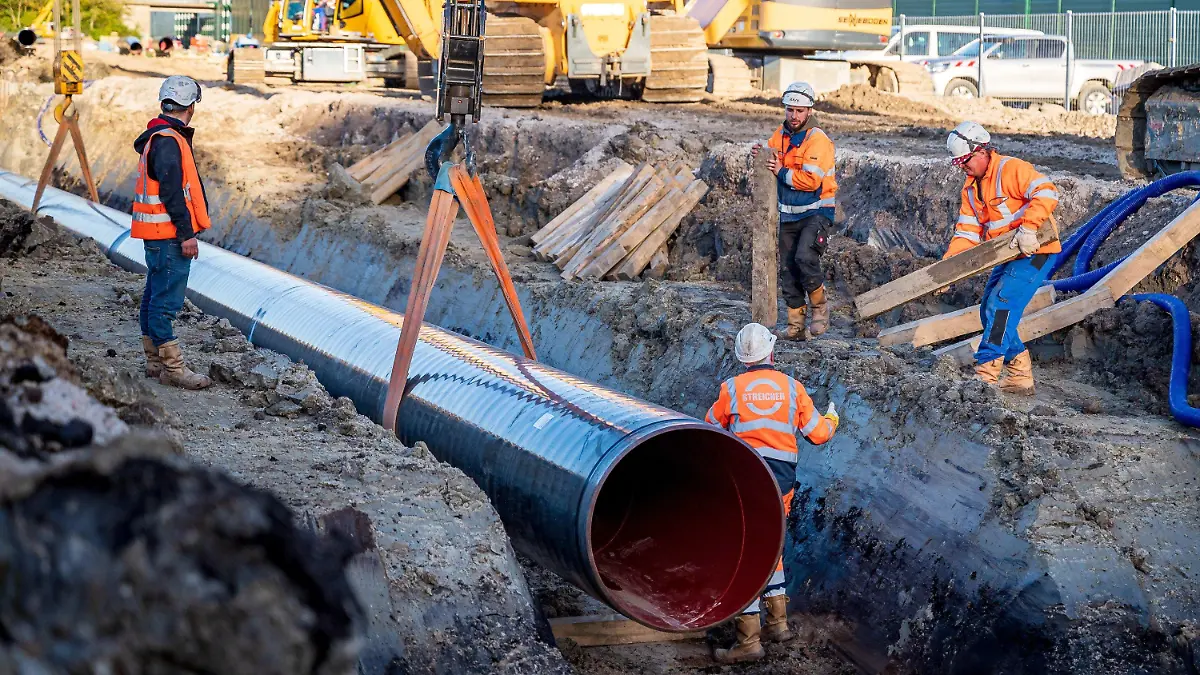 ARCHIV - 11.10.2022, Niedersachsen, Schortens: Rohre für die Wilhelmshavener Anbindungsleitung (WAL) werden verlegt. Die Erdarbeiten für die neue Pipeline des Importterinals für Flüssigerdgas (LNG) in Wilhelmshaven sind nahezu abgeschlossen. (zu dpa "Alle Pipeline-Rohre für LNG-Terminal in Wilhelmshaven im Boden") Foto: Sina Schuldt/dpa +++ dpa-Bildfunk +++