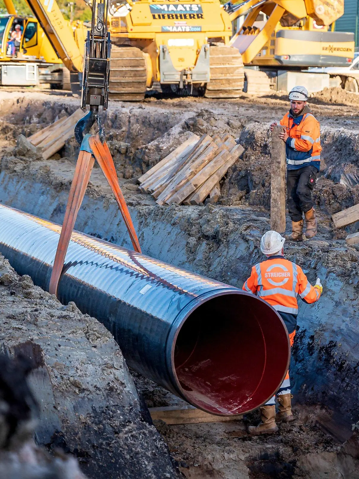 ARCHIV - 11.10.2022, Niedersachsen, Schortens: Rohre für die Wilhelmshavener Anbindungsleitung (WAL) werden verlegt. Die Erdarbeiten für die neue Pipeline des Importterinals für Flüssigerdgas (LNG) in Wilhelmshaven sind nahezu abgeschlossen. (zu dpa "Alle Pipeline-Rohre für LNG-Terminal in Wilhelmshaven im Boden") Foto: Sina Schuldt/dpa +++ dpa-Bildfunk +++