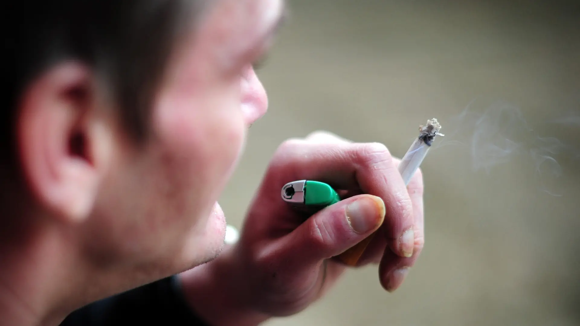Ein Mann sitzt am 10.02.2014 in einem Pflegeheim in Frankfurt am Main (Hessen) und raucht eine Zigarette. Viele ältere Menschen sind abhängig von Drogen oder Alkohol. Einrichtungen für pflegebedürftige Abhängige gibt es nur wenig. Foto: Daniel Reinhardt/dpa (zu lhe-Blickpunkt vom 10.02.2014) +++(c) dpa - Bildfunk+++