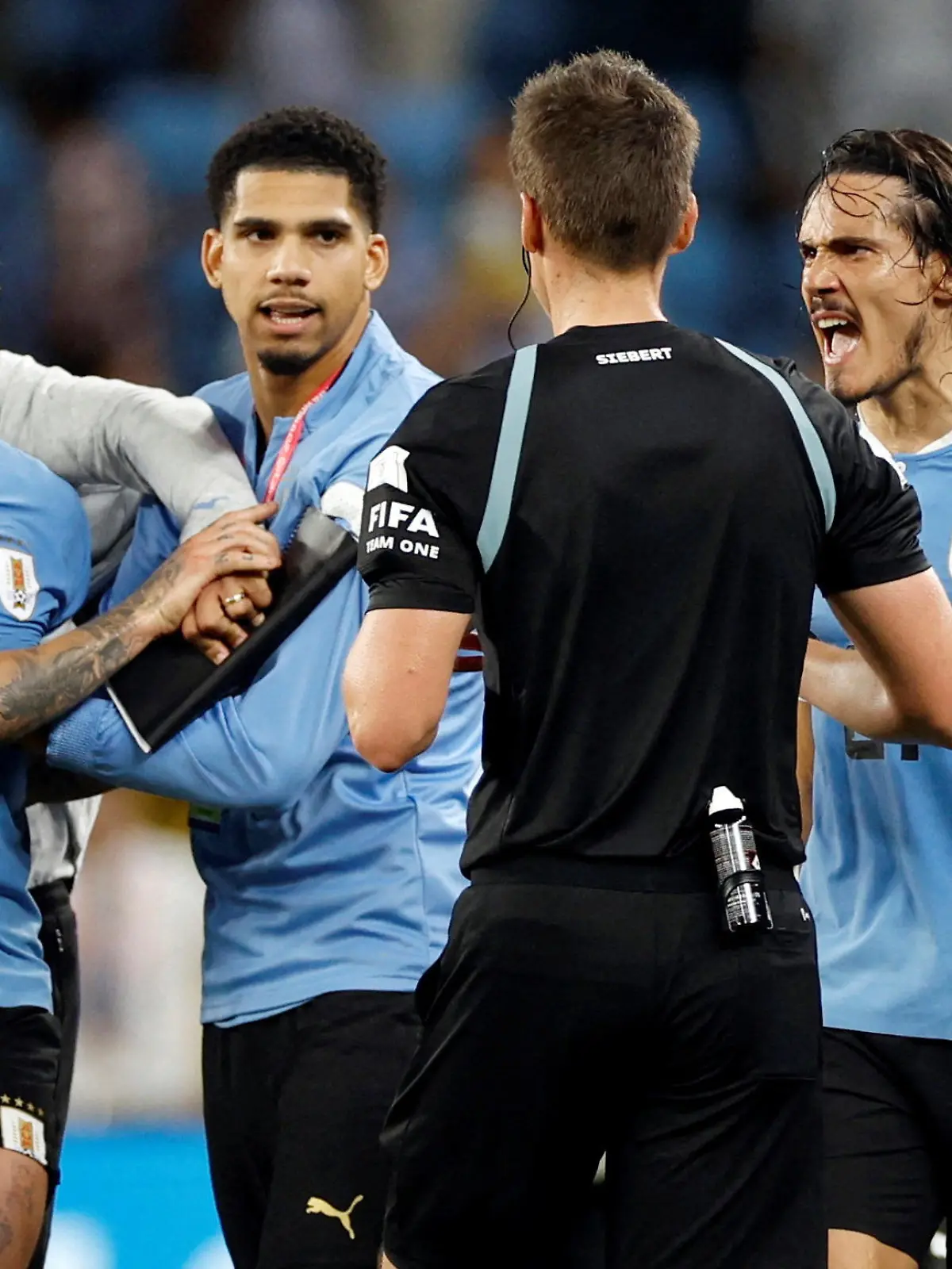 Soccer Football - FIFA World Cup Qatar 2022 - Group H - Ghana v Uruguay - Al Janoub Stadium, Al Wakrah, Qatar - December 2, 2022 Uruguay's Jose Maria Gimenez and Edinson Cavani remonstrate with referee Daniel Siebert after the match REUTERS/John Sibley
