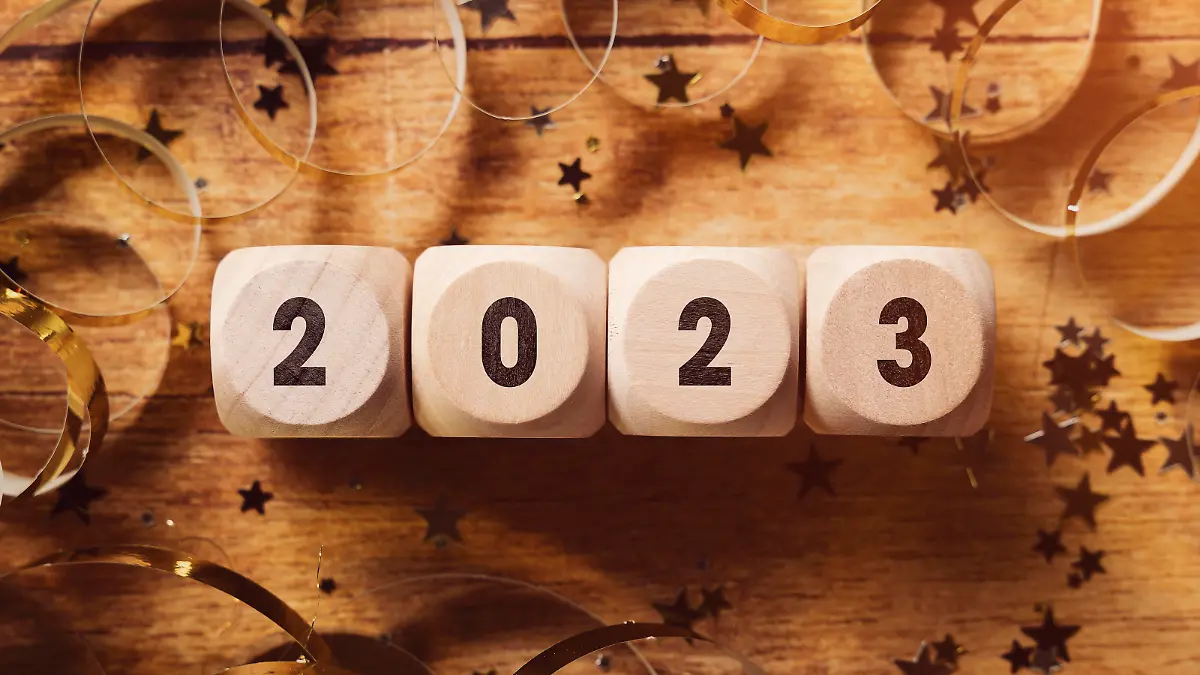 Frohes Neues Jahr 2023, Symbolbild Jahreswechsel an Silvester. Holz Würfel mit der Aufschrift 2 0 2 3 FOTOMONTAGE
