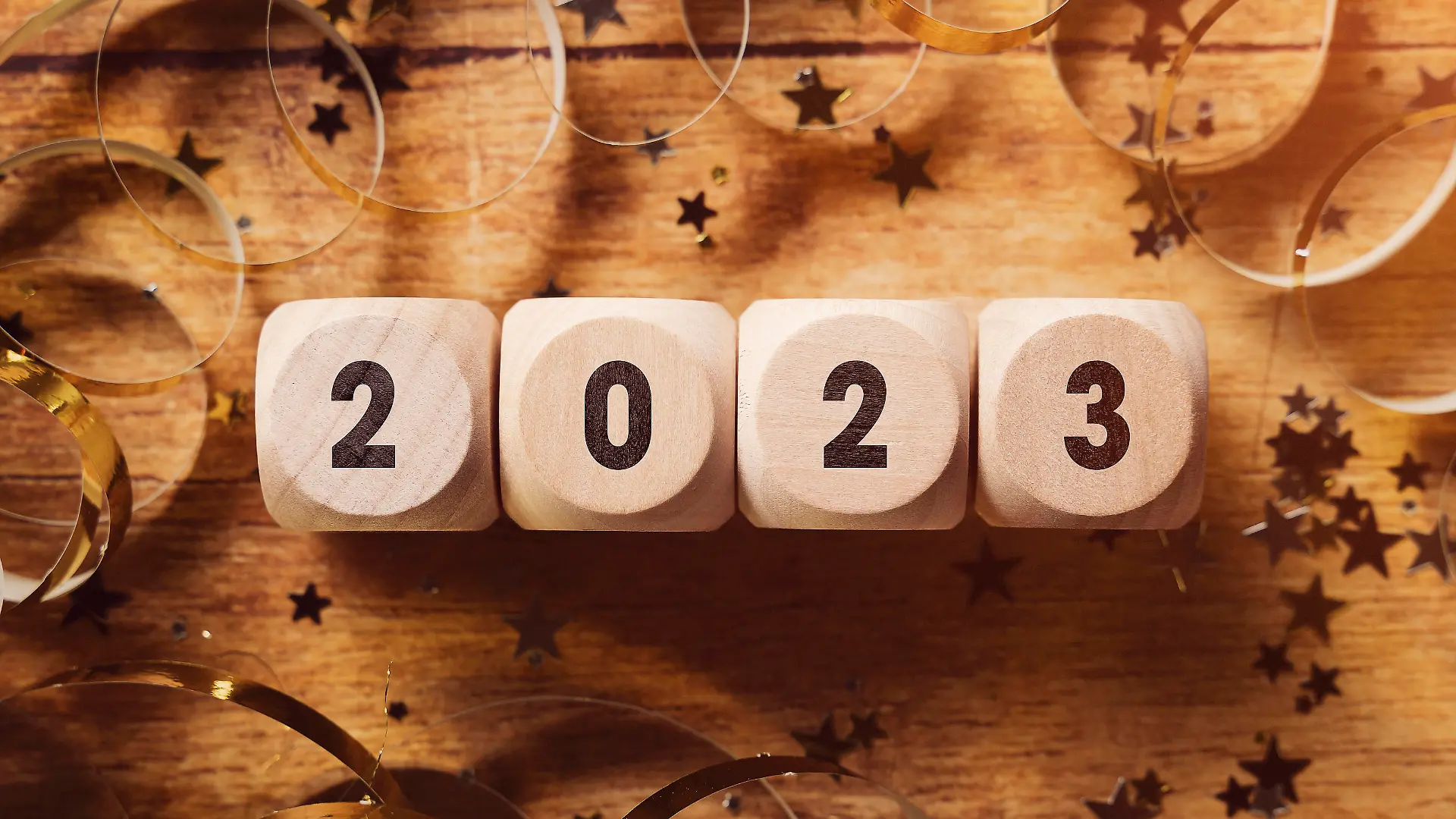 Frohes Neues Jahr 2023, Symbolbild Jahreswechsel an Silvester. Holz Würfel mit der Aufschrift 2 0 2 3 FOTOMONTAGE