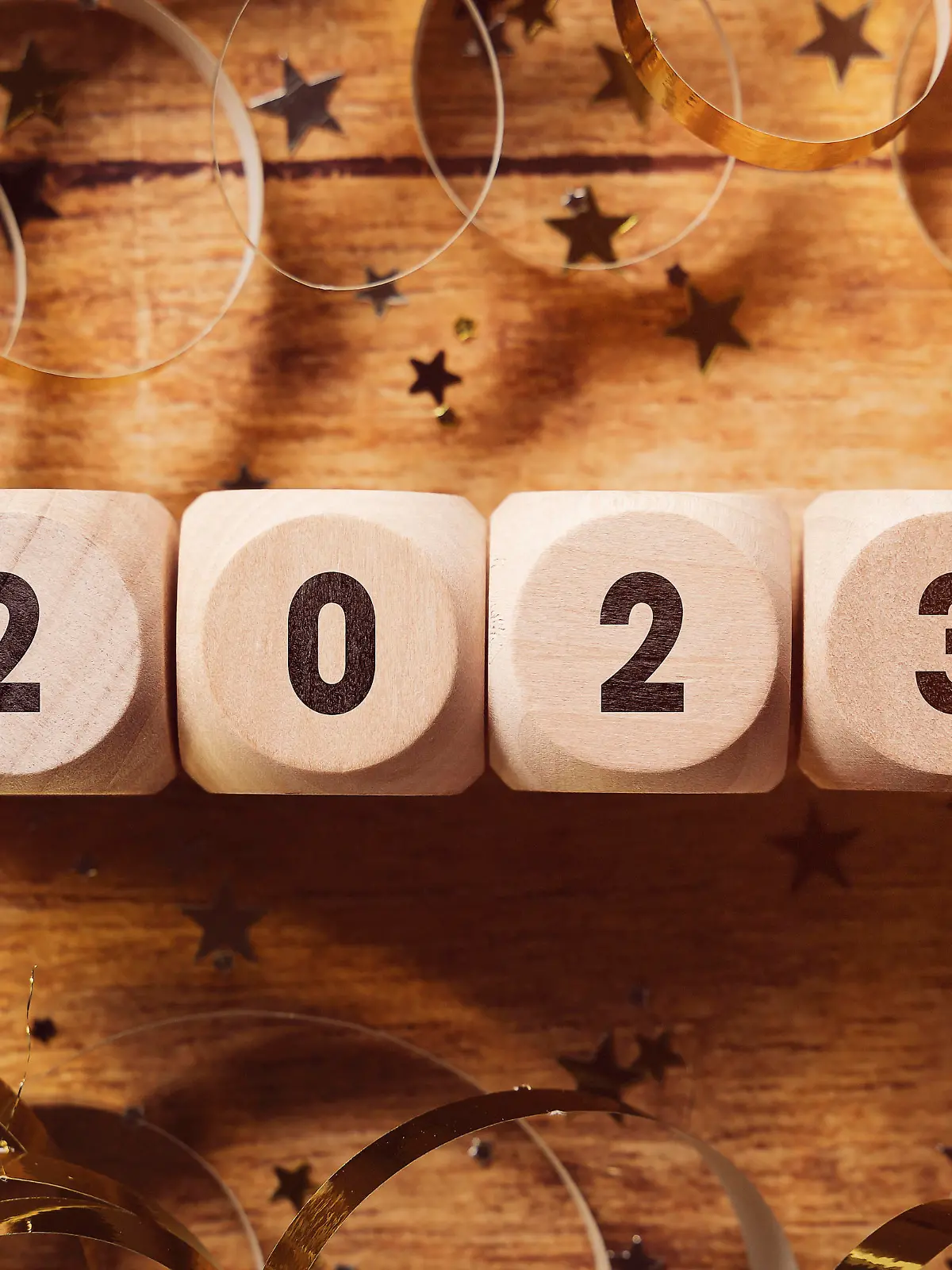 Frohes Neues Jahr 2023, Symbolbild Jahreswechsel an Silvester. Holz Würfel mit der Aufschrift 2 0 2 3 FOTOMONTAGE