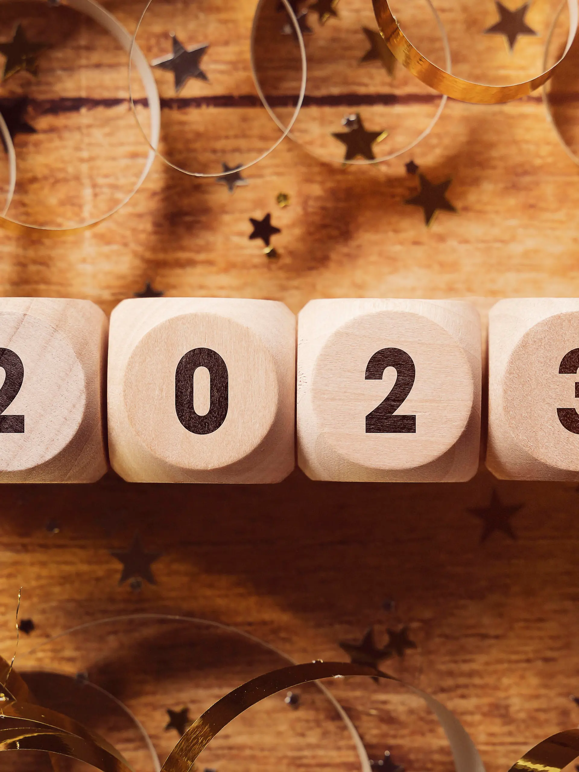 Frohes Neues Jahr 2023, Symbolbild Jahreswechsel an Silvester. Holz Würfel mit der Aufschrift 2 0 2 3 FOTOMONTAGE