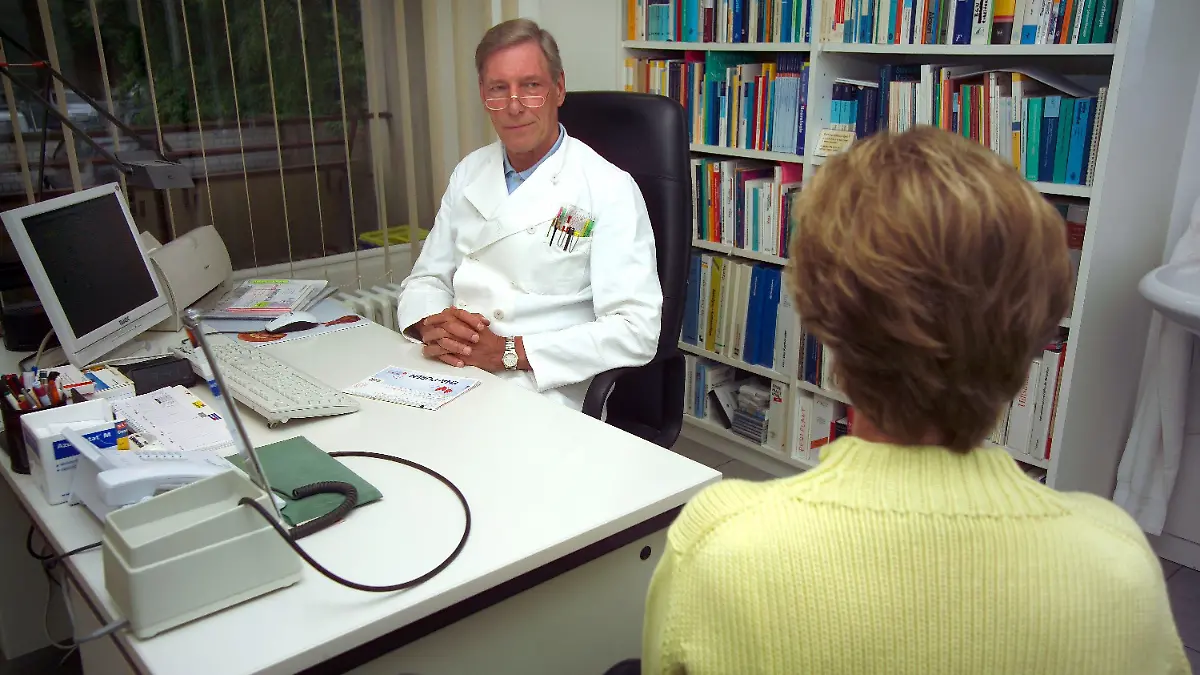 ARCHIV - Eine Patientin während der Sprechstunde bei einem hausärztlich arbeitenden Internisten (Archivfoto vom 13.06.2005, Illustration zum Thema Arztbesuch). Die Bundesbürger gehen mit rund 18 Praxisbesuchen im Jahr besonders häufig zum Arzt. Innerhalb von drei Jahren stieg die Zahl der Arztbesuche um etwa zehn Prozent, heißt es in einer am Donnerstag (15.01.2009) in Berlin veröffentlichten Studie Hannoveraner Forscher im Auftrag der Gmünder ErsatzKasse GEK. Pro Arztbesuch bleiben deshalb oft nur wenige Minuten für die Behandlung. Foto: Klaus Rose (zu dpa 4279 vom 15.01.2009) +++(c) dpa - Bildfunk+++