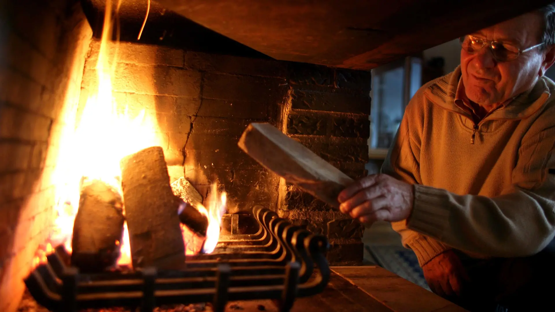Ein Einwohner des Ortes Ochtrup, der seit mehr als 48 Stunden ohne Strom ist, legt am Sonntag (27.11.2005) in seinem Haus Brennholz in seinen Kamin. Ein Rekord-Schneesturm hat Teile Nordrhein-Westfalens und Niedersachsens am ersten Adventswochenende in ein beispielloses Winterchaos gestürzt. Rund 2000 Unfälle, etwa 140 Verletzte, Millionenschäden und 250000 Menschen, deren Haushalte viele Stunden lang ohne Strom waren - das ist die vorläufige Bilanz. Laut Wetterdienst Meteomedia gab es solche Schneemassen in der Region zuletzt vor mehr als 100 Jahren. Größte Herausforderung war am Sonntag die Reparatur des Stromnetzes. Foto: Rolf Vennenbernd dpa/lnw (zu dpa 0440) +++(c) dpa - Bildfunk+++