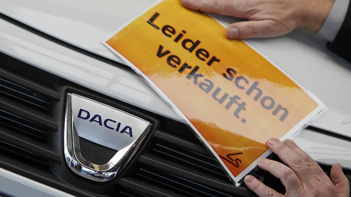 Ein Verkäufer in einem Autohaus in Leipzig befestigt ein Schild "Leider schon verkauft" an einem Dacia Sandero, aufgenommen am Donnerstag (05.02.2009). Der Wagen kostet in der Minimalvariante 7.500 Euro. Wer seinen alten Pkw verschrotten lässt und 2.500 Euro Abwrackprämie kassiert, kauft ein neues Auto damit für 5.000 Euro. Durch den Ansturm auf die Autohäuser müssen Kunden in Leipzig jetzt bereits bis Juni auf die Auslieferung ihres Dacia Sandero warten. Foto: Jan Woitas dpa/lsn +++(c) dpa - Bildfunk+++