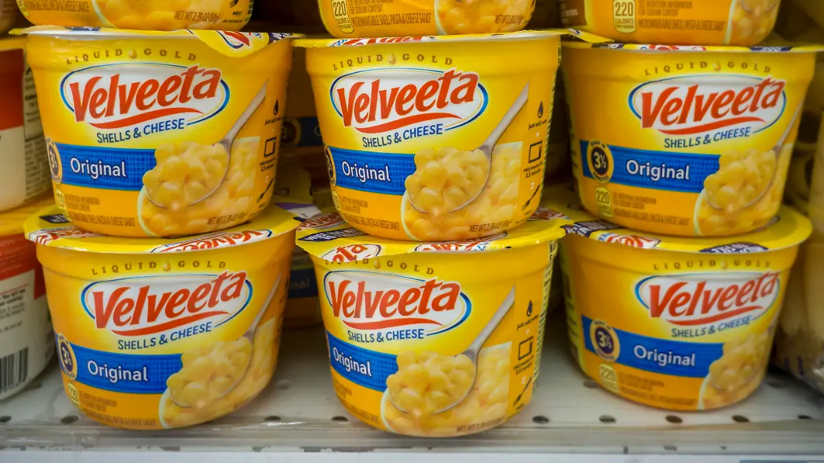 Containers of Kraft Heinz' Velveeta brand Shells and Cheese are seen in a supermarket in New York on Thursday, February 15, 20182. Kraft Heinz reported first-quarter beat analysts' expectations. ( Richard B. Levine)
