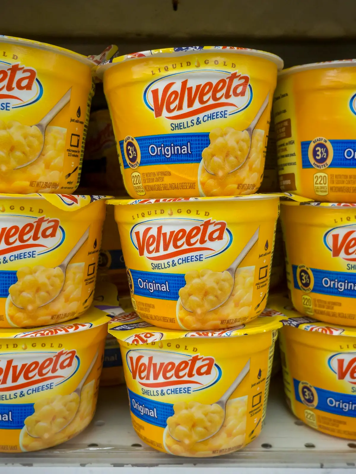 Containers of Kraft Heinz' Velveeta brand Shells and Cheese are seen in a supermarket in New York on Thursday, February 15, 20182. Kraft Heinz reported first-quarter beat analysts' expectations. ( Richard B. Levine)