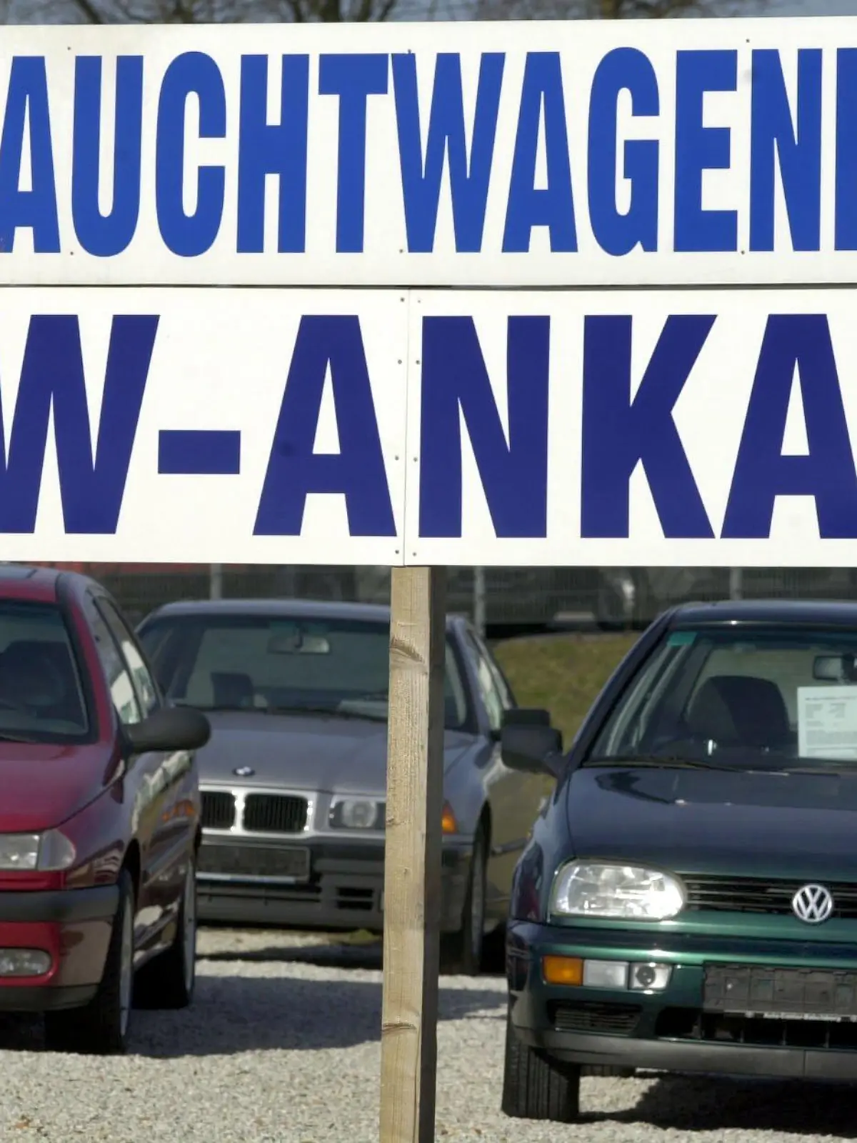 Greifswald (Mecklenburg-Vorpommern): In einem Gewerbegebiet der Stadt Greifswald hat ein Gebrauchtwagenhandel ein Werbeschild aufgestellt. Die schleppende Inlandsnachfrage setzt das deutsche Kfz-Gewerbe unter Druck. Die Ökosteuer hat zu zusätzlichen Absatzproblemen geführt. Die Nachfrage nach Dieselfahrzeugen sei entsprechend gestiegen. Bei den Gebrauchtwagen entwicklen sich besonders Wagen der Mittel- und Oberklasse zu Ladenhütern. Ein gro¯er Teil der Gebrauchtwagen geht nach Osteuropa. (STR467-070301)