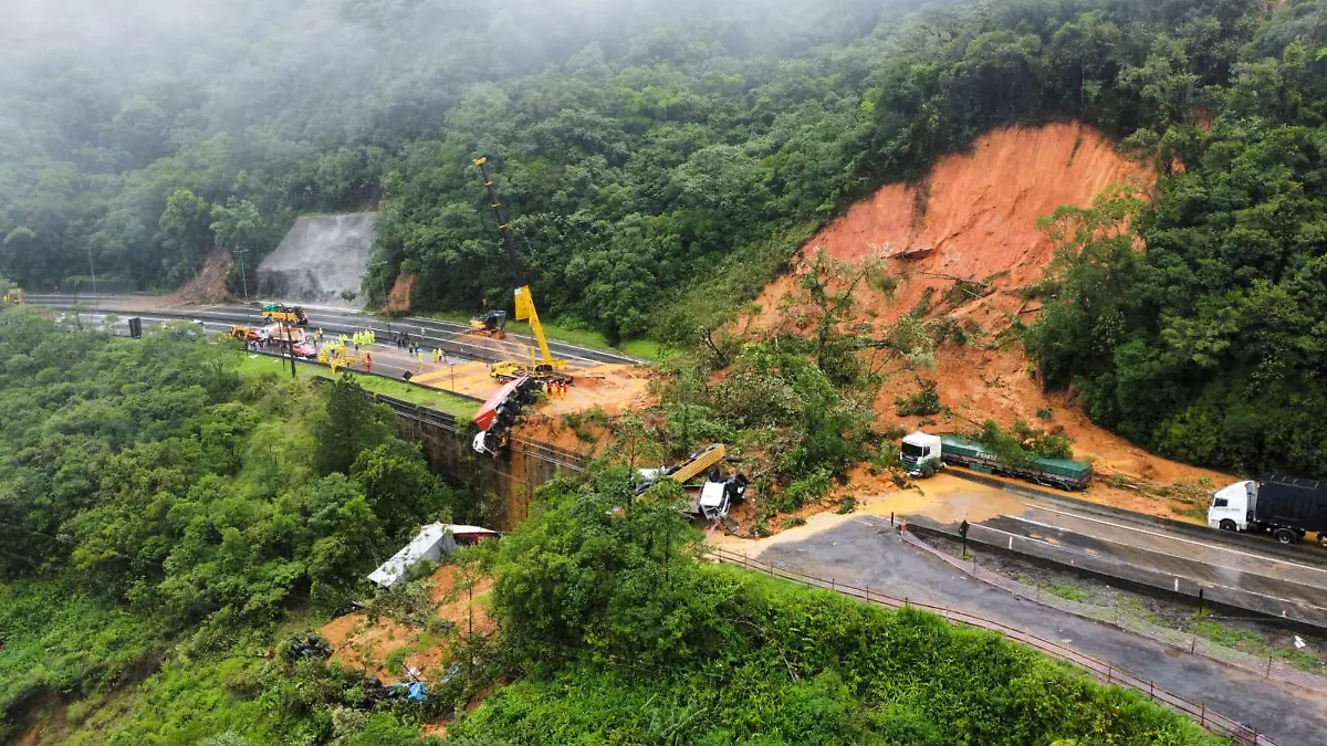 An aerial view shows a landslide in BR-376 federal road after heavy rains in Guaratuba, in Parana state, Brazil November 29, 2022. Corpo de Bombeiros Militar de Santa Catarina/Handout via REUTERS   ATTENTION EDITORS - THIS IMAGE HAS BEEN SUPPLIED BY A THIRD PARTY. NO RESALES. NO ARCHIVES