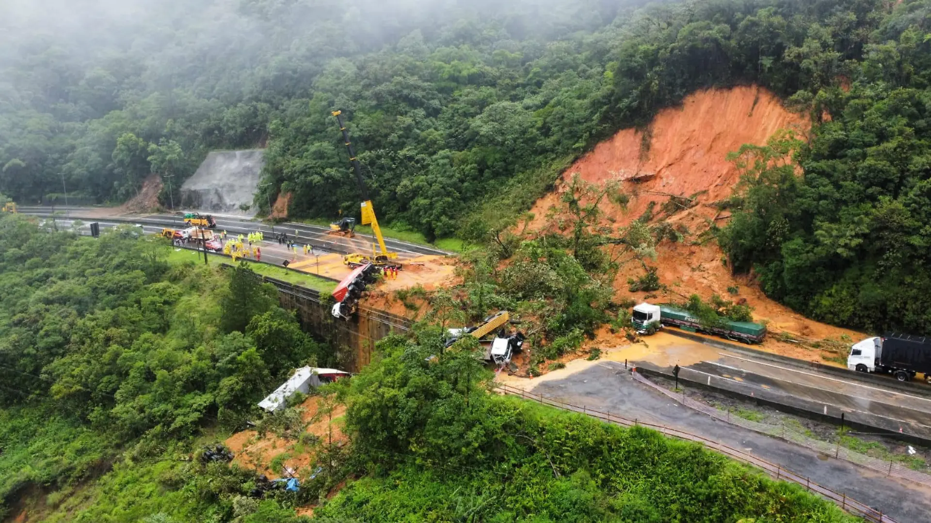 An aerial view shows a landslide in BR-376 federal road after heavy rains in Guaratuba, in Parana state, Brazil November 29, 2022. Corpo de Bombeiros Militar de Santa Catarina/Handout via REUTERS ATTENTION EDITORS - THIS IMAGE HAS BEEN SUPPLIED BY A THIRD PARTY. NO RESALES. NO ARCHIVES