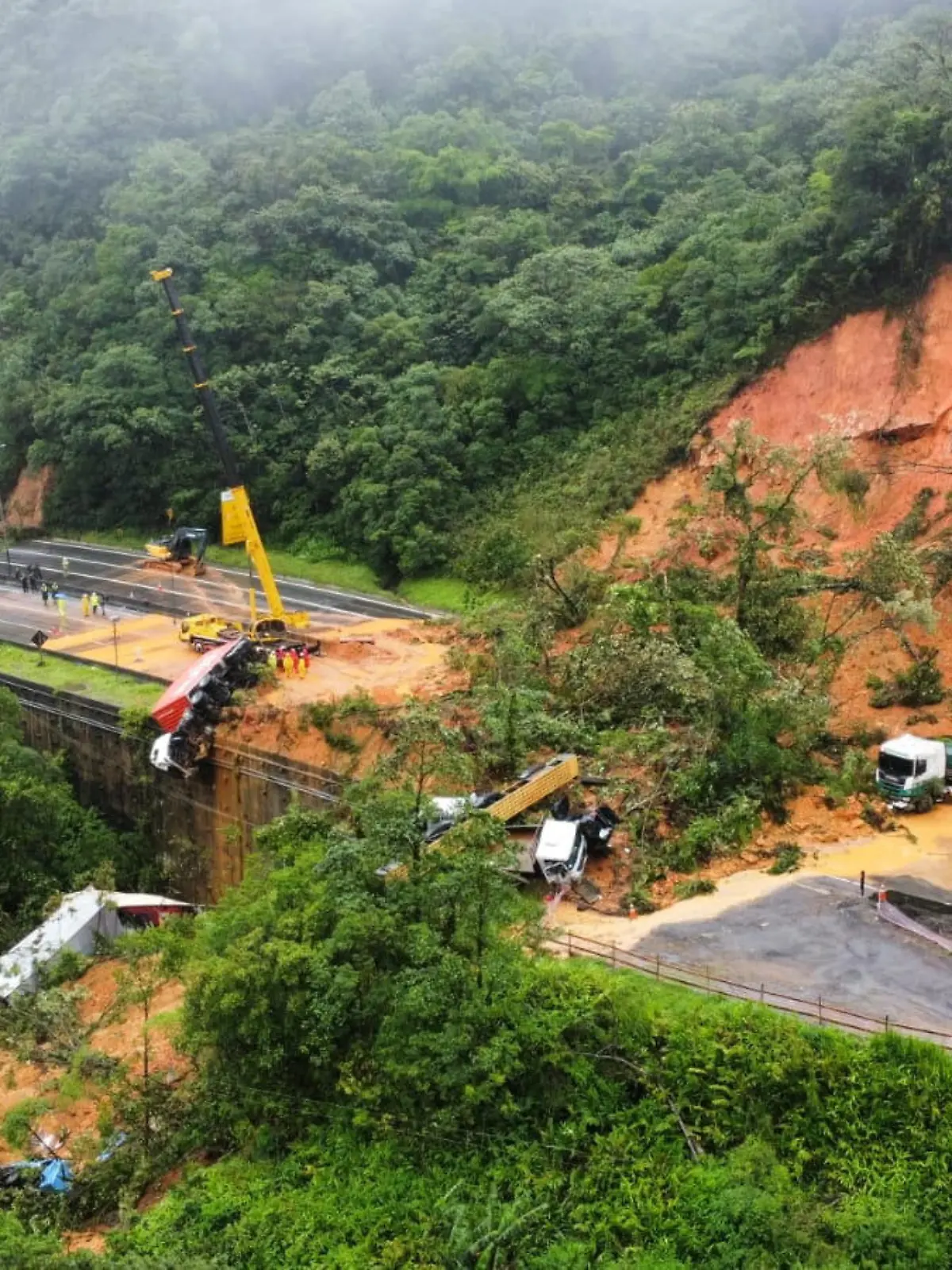 An aerial view shows a landslide in BR-376 federal road after heavy rains in Guaratuba, in Parana state, Brazil November 29, 2022. Corpo de Bombeiros Militar de Santa Catarina/Handout via REUTERS   ATTENTION EDITORS - THIS IMAGE HAS BEEN SUPPLIED BY A THIRD PARTY. NO RESALES. NO ARCHIVES