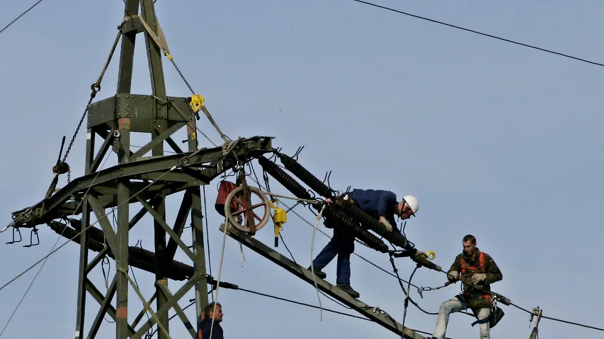 Elektriker reparieren am Montag (09.10.2006) eine Strom-Überlandleitung in Gelsenkirchen. In Berlin hat am Montag der Energiegipfel der Bundesregierung mit Wirtschaftsvertretern sowie namhaften Energieexperten begonnen. Foto: Roland Weihrauch dpa/lnw +++(c) dpa - Bildfunk+++