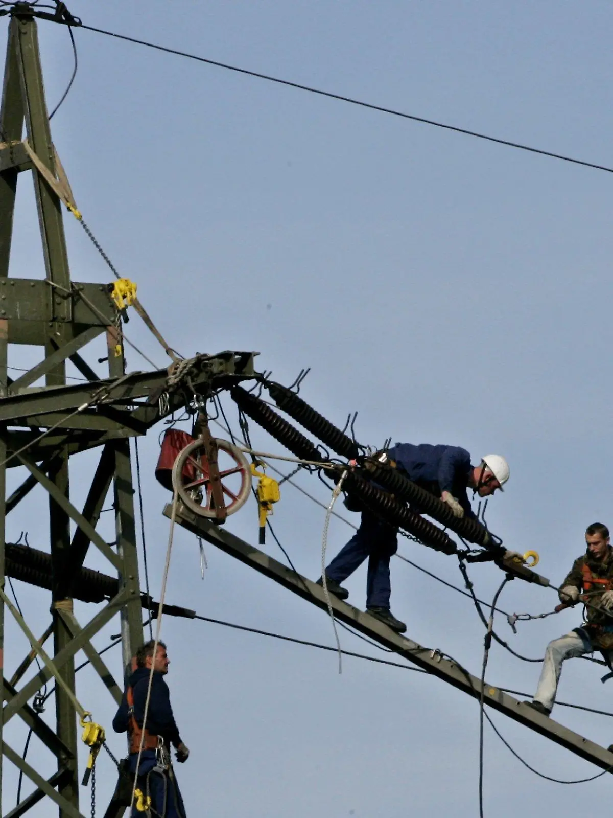 Elektriker reparieren am Montag (09.10.2006) eine Strom-Überlandleitung in Gelsenkirchen. In Berlin hat am Montag der Energiegipfel der Bundesregierung mit Wirtschaftsvertretern sowie namhaften Energieexperten begonnen. Foto: Roland Weihrauch dpa/lnw +++(c) dpa - Bildfunk+++