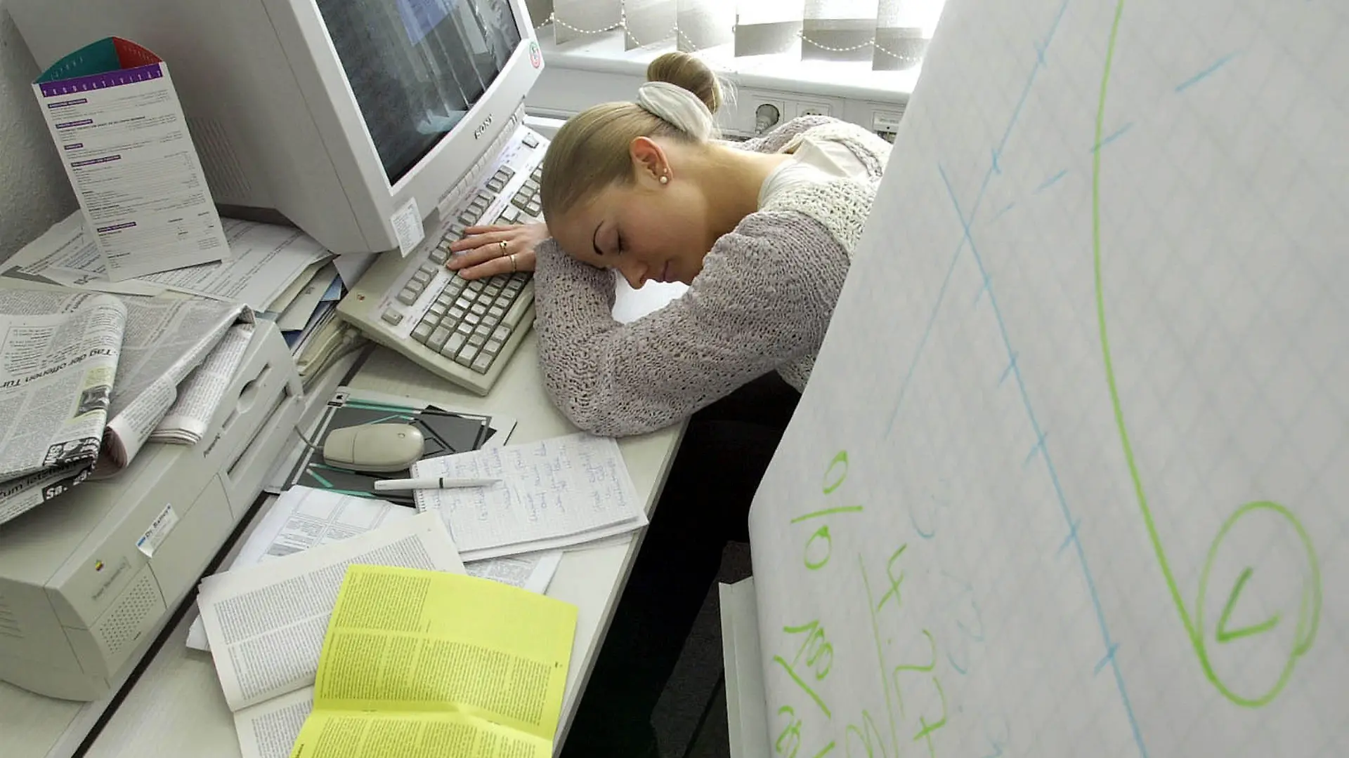 ARCHIV - Bei dem gestellten Symbolbild zum Thema Krankenstand sitzt eine junge Frau erschöpft vor einem Computer-Bildschirm in einem Büro. Der Krankenstand in Baden-Württemberg hatte 2006 mit 2,88 Prozent einen absoluten Tiefststand erreicht. Dass die Werte seitdem angestiegen sind, führt die Techniker Krankenkasse auch auf den rasanten Anstieg der Fehlzeiten wegen psychischen Störungen
zuück. Foto: Patrick Pleul dpa/lsw (zu lsw-Serie "Gesund durchs Arbeitsleben" vom 26.07.2010) +++(c) dpa - Bildfunk+++